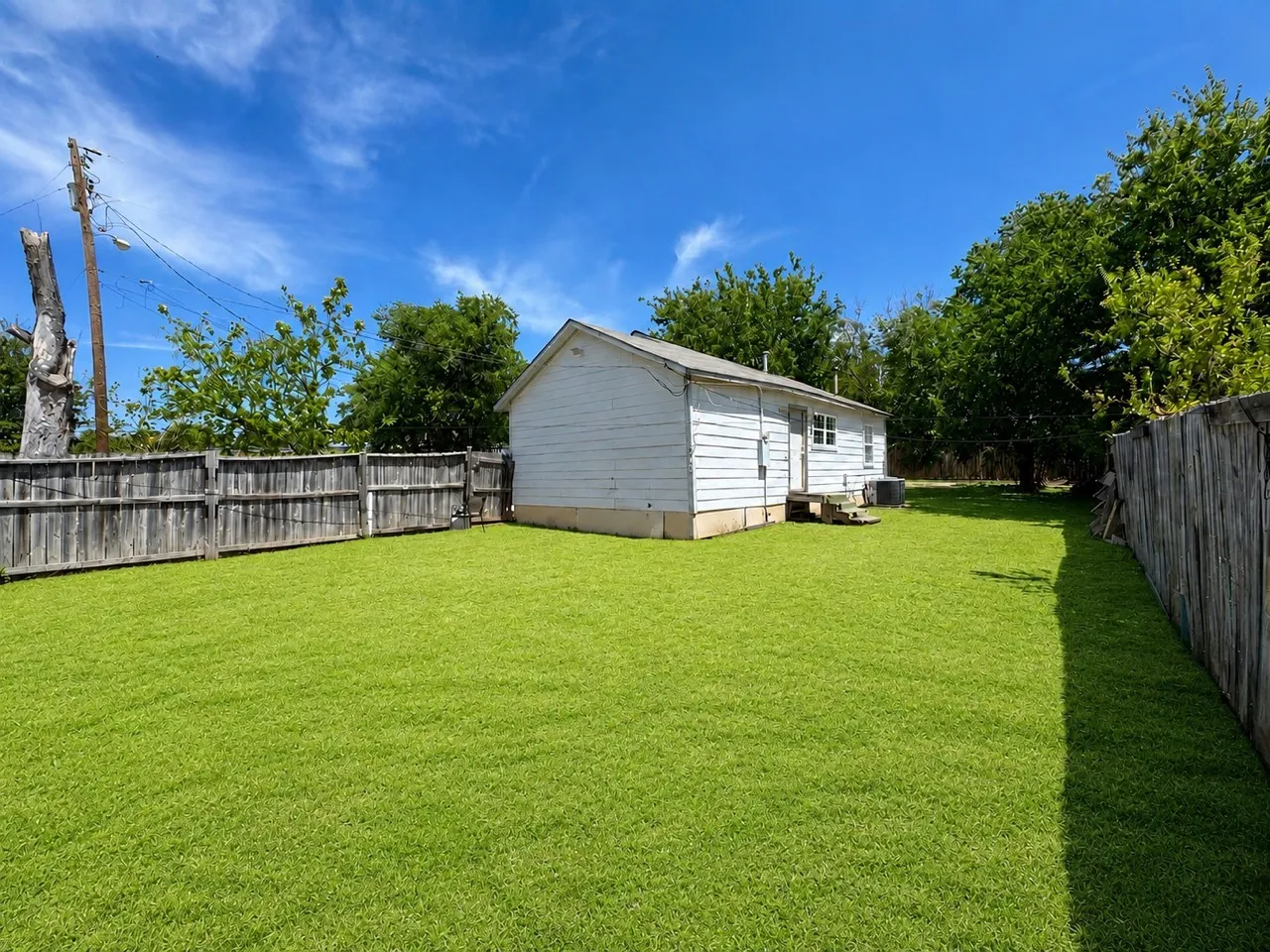 Single Family Residence For Sale in Erath County , 804 E Hook Street, Stephenville, Texas 76401, 2 Bedroom, 2 Bathroom, Garage spaces, 900 Sqft, built in 1930, mls#21364454, Real Estate Agent in Stephenville, Homes For Sale in Erath county, Homes For Sale in Stephenville, Realtor in Stephenville Texas, Real Estate Brokerage Independent Realty Texas, Luminita Cordes Realtor