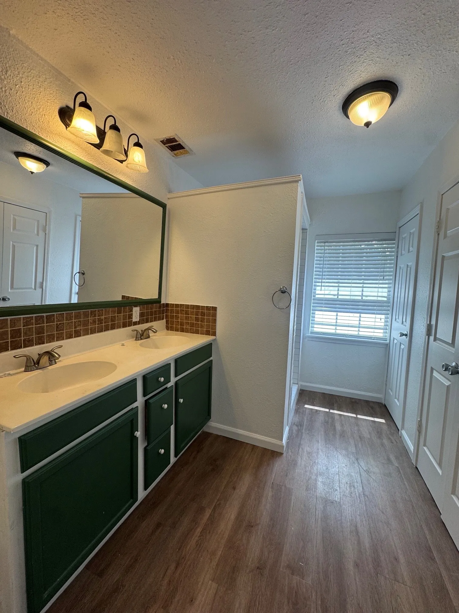 Single Family Residence For Sale in Erath County , 804 E Hook Street, Stephenville, Texas 76401, 2 Bedroom, 2 Bathroom, Garage spaces, 900 Sqft, built in 1930, mls#21364454, Real Estate Agent in Stephenville, Homes For Sale in Erath county, Homes For Sale in Stephenville, Realtor in Stephenville Texas, Real Estate Brokerage Independent Realty Texas, Luminita Cordes Realtor