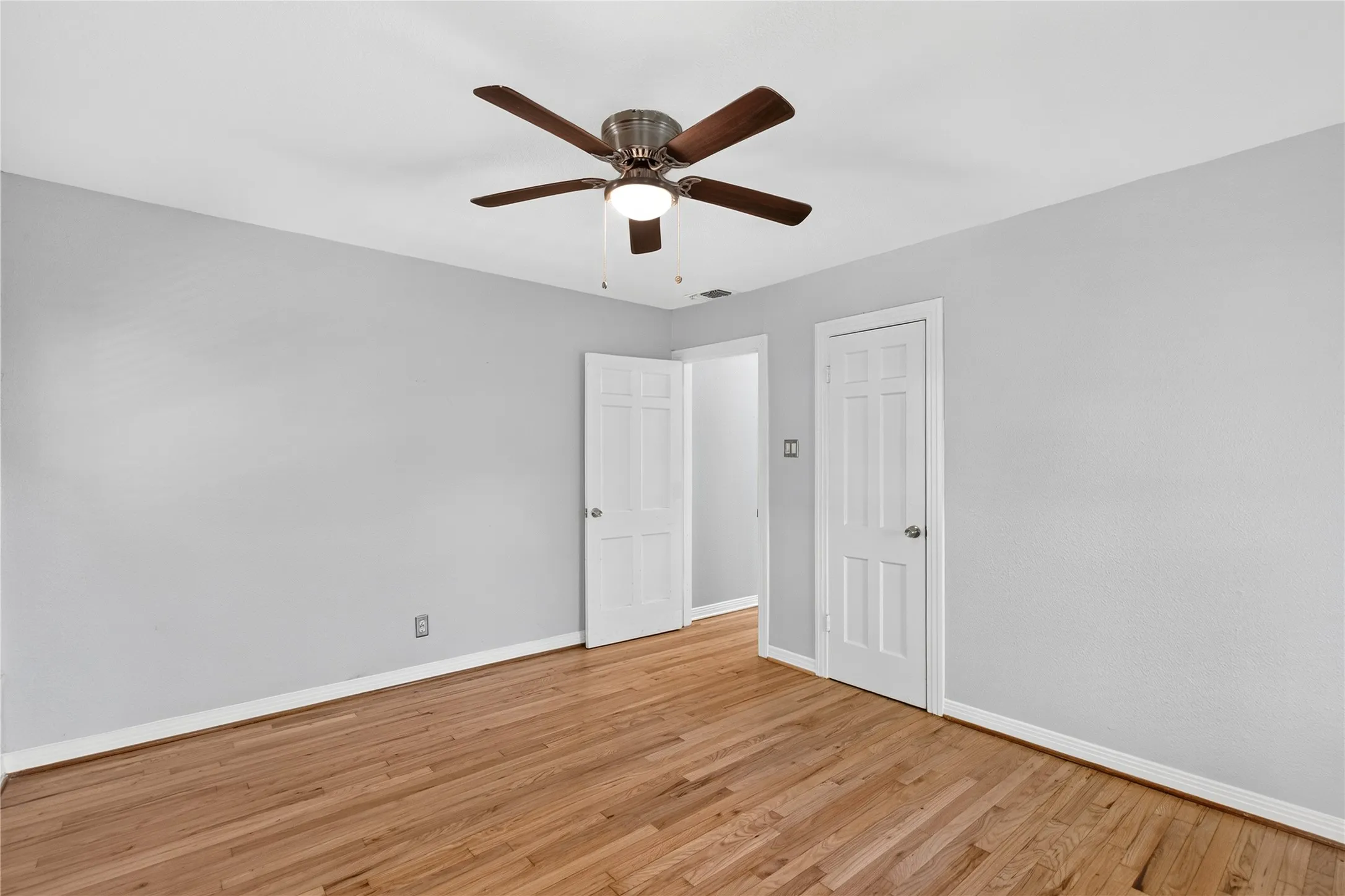 Single Family Residence For Sale in Dallas County , 649 Peavy Road, Dallas, Texas 75218, 3 Bedroom, 2 Bathroom, Garage spaces, 1,311 Sqft, built in 1948, mls#21363235, Real Estate Agent in Dallas, Homes For Sale in Dallas county, Homes For Sale in Dallas, Realtor in Dallas Texas, Real Estate Brokerage Independent Realty Texas, Luminita Cordes Realtor