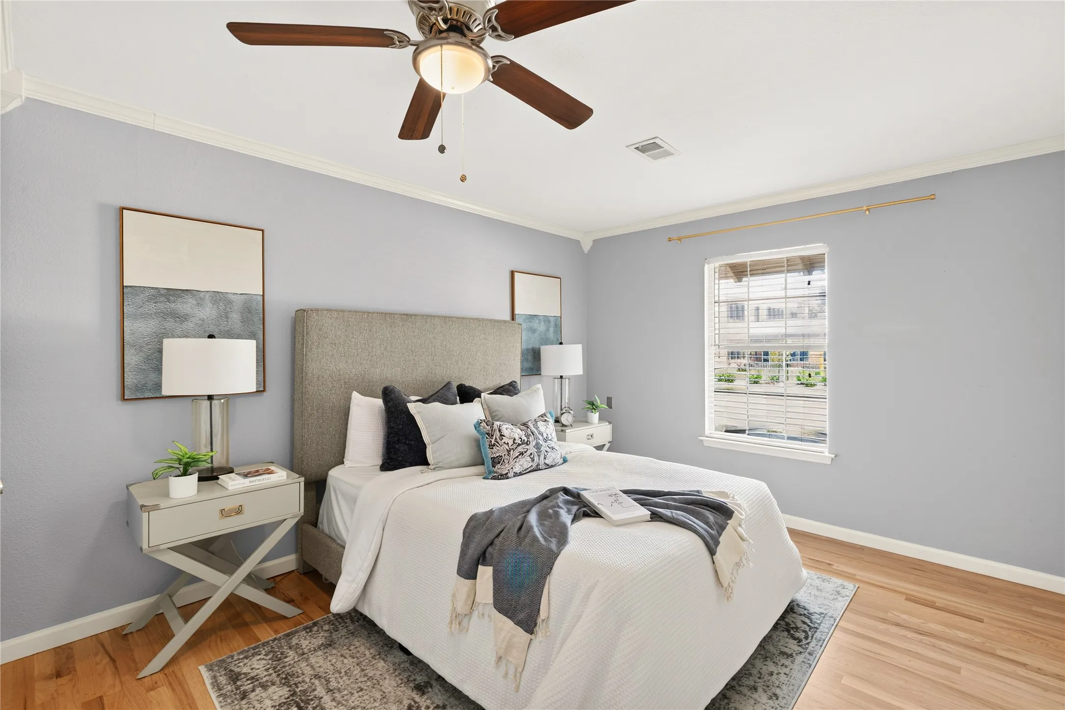 Hardwood flooring, crown molding, a ceiling fan with integrated lighting, a window with horizontal blinds, and a built-in closet with a sliding door