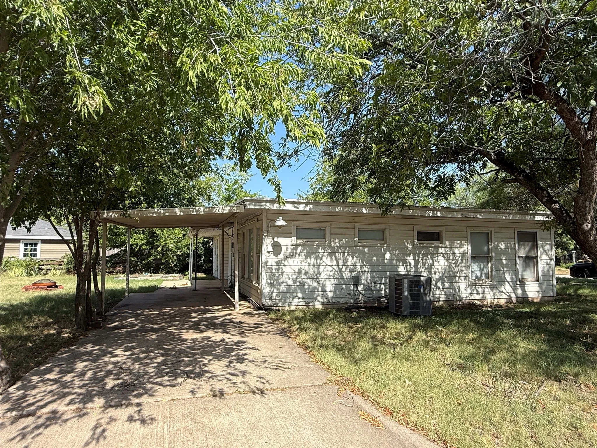 Single Family Residence For Sale in Taylor County , 849 E North 11th Street, Abilene, Texas 79601, 4 Bedroom, 2 Bathroom, Garage spaces, 1,320 Sqft, built in 1951, mls#21352310, Real Estate Agent in Abilene, Homes For Sale in Taylor county, Homes For Sale in Abilene, Realtor in Abilene Texas, Real Estate Brokerage Independent Realty Texas, Luminita Cordes Realtor