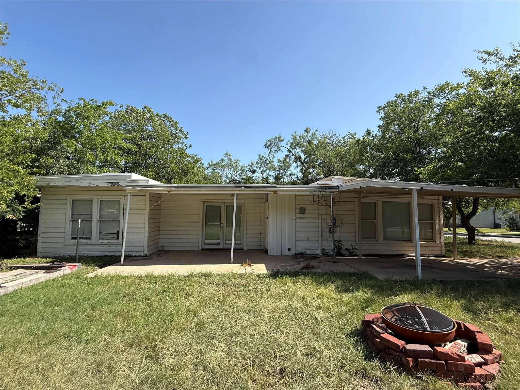 Single Family Residence For Sale in Taylor County , 849 E North 11th Street, Abilene, Texas 79601, 4 Bedroom, 2 Bathroom, Garage spaces, 1,320 Sqft, built in 1951, mls#21352310, Real Estate Agent in Abilene, Homes For Sale in Taylor county, Homes For Sale in Abilene, Realtor in Abilene Texas, Real Estate Brokerage Independent Realty Texas, Luminita Cordes Realtor