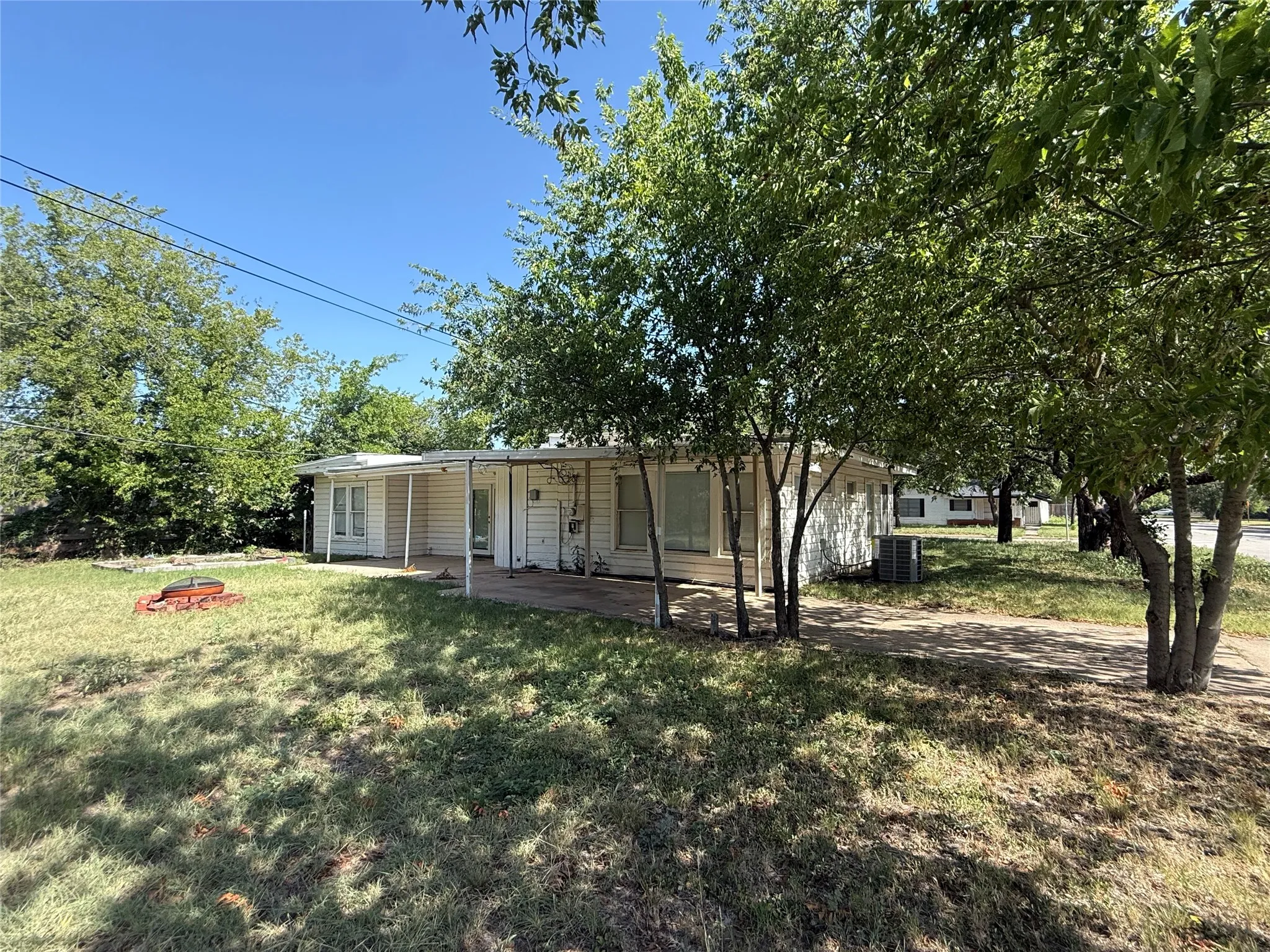 Single Family Residence For Sale in Taylor County , 849 E North 11th Street, Abilene, Texas 79601, 4 Bedroom, 2 Bathroom, Garage spaces, 1,320 Sqft, built in 1951, mls#21352310, Real Estate Agent in Abilene, Homes For Sale in Taylor county, Homes For Sale in Abilene, Realtor in Abilene Texas, Real Estate Brokerage Independent Realty Texas, Luminita Cordes Realtor