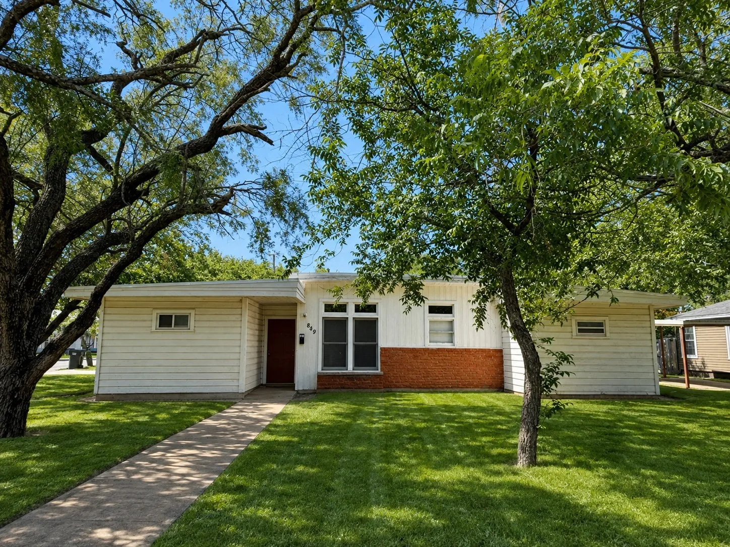 Single Family Residence For Sale in Taylor County , 849 E North 11th Street, Abilene, Texas 79601, 4 Bedroom, 2 Bathroom, Garage spaces, 1,320 Sqft, built in 1951, mls#21352310, Real Estate Agent in Abilene, Homes For Sale in Taylor county, Homes For Sale in Abilene, Realtor in Abilene Texas, Real Estate Brokerage Independent Realty Texas, Luminita Cordes Realtor