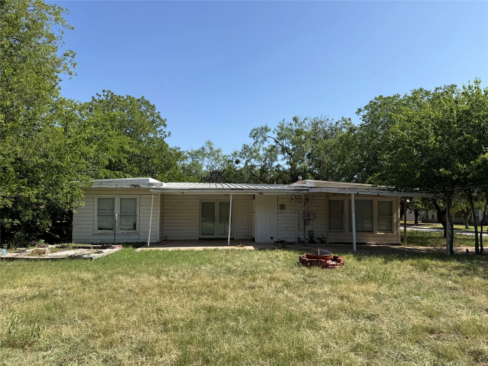 Single Family Residence For Sale in Taylor County , 849 E North 11th Street, Abilene, Texas 79601, 4 Bedroom, 2 Bathroom, Garage spaces, 1,320 Sqft, built in 1951, mls#21352310, Real Estate Agent in Abilene, Homes For Sale in Taylor county, Homes For Sale in Abilene, Realtor in Abilene Texas, Real Estate Brokerage Independent Realty Texas, Luminita Cordes Realtor