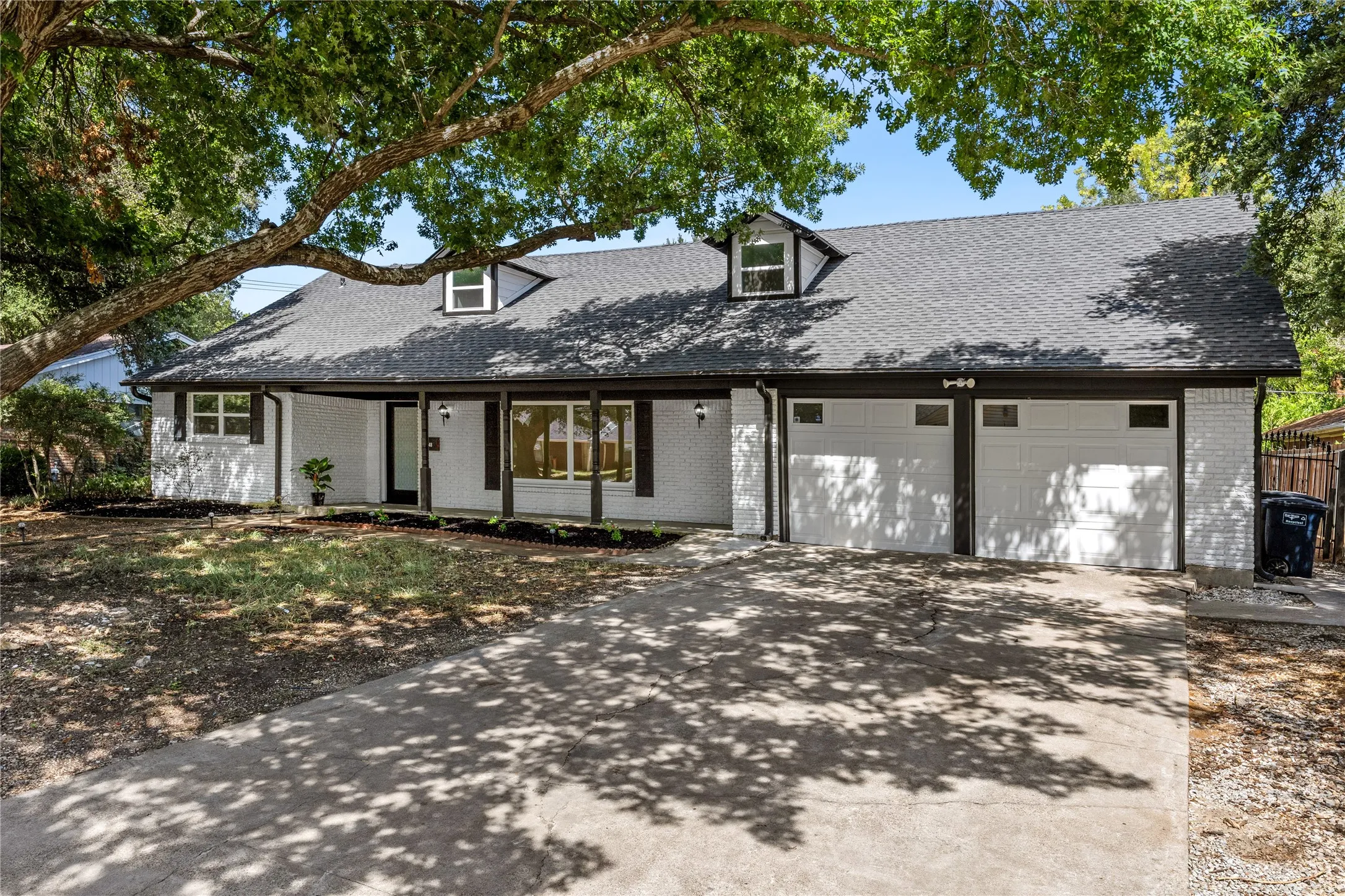 Single Family Residence For Sale in Tarrant County , 5748 Wimbleton Way, Fort Worth, Texas 76133, 4 Bedroom, 2 Bathroom, 2 Garage spaces, 2,464 Sqft, built in 1960, mls#21362406, Real Estate Agent in Fort Worth, Homes For Sale in Tarrant county, Homes For Sale in Fort Worth, Realtor in Fort Worth Texas, Real Estate Brokerage Independent Realty Texas, Luminita Cordes Realtor