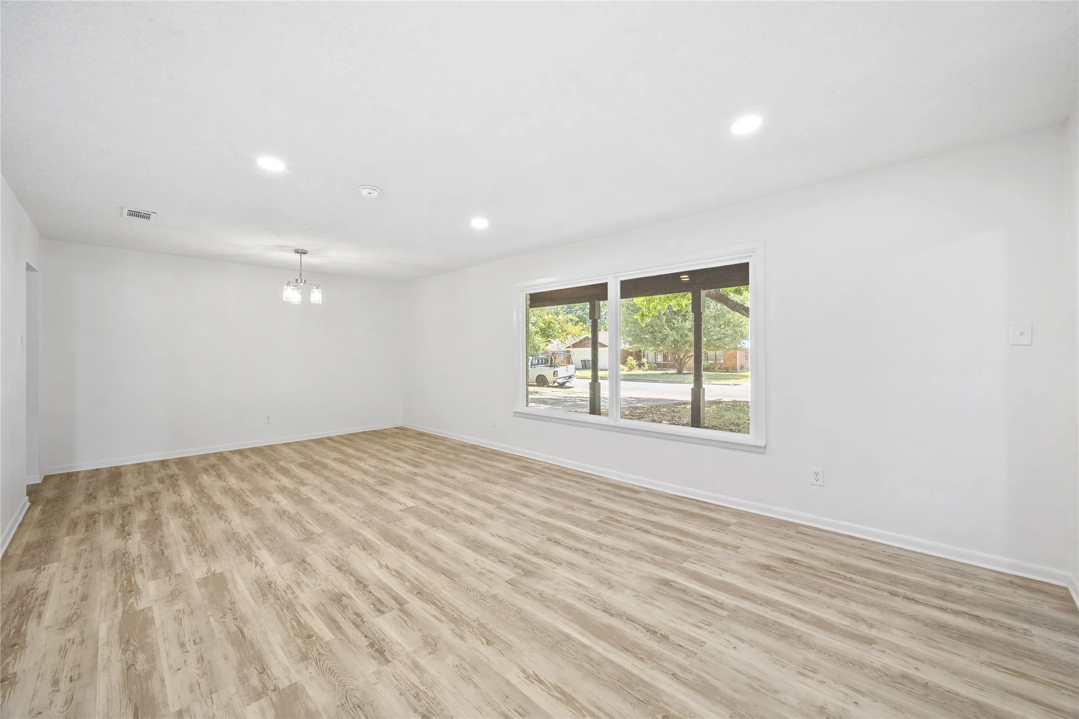 Single Family Residence For Sale in Tarrant County , 5748 Wimbleton Way, Fort Worth, Texas 76133, 4 Bedroom, 2 Bathroom, 2 Garage spaces, 2,464 Sqft, built in 1960, mls#21362406, Real Estate Agent in Fort Worth, Homes For Sale in Tarrant county, Homes For Sale in Fort Worth, Realtor in Fort Worth Texas, Real Estate Brokerage Independent Realty Texas, Luminita Cordes Realtor