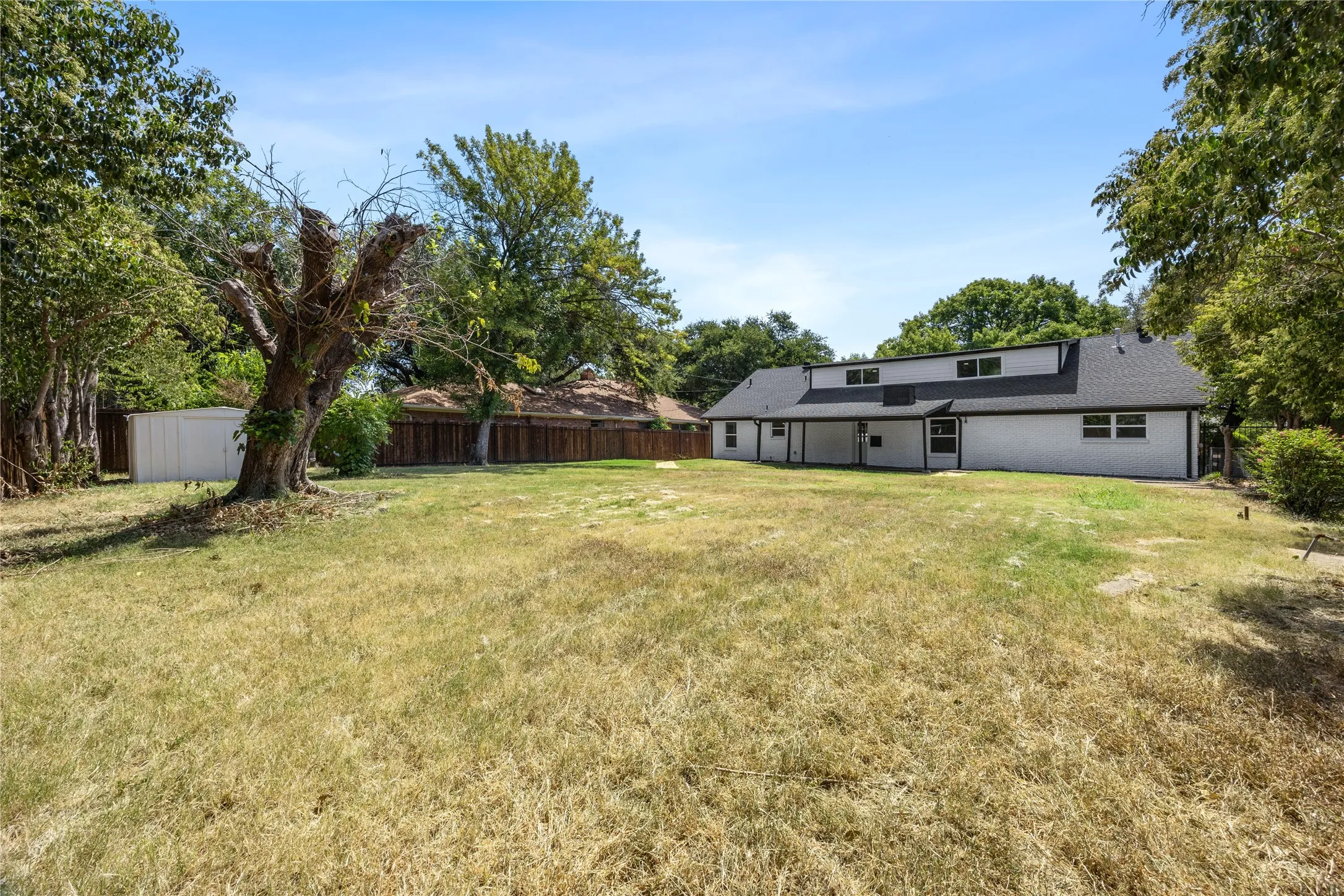 Single Family Residence For Sale in Tarrant County , 5748 Wimbleton Way, Fort Worth, Texas 76133, 4 Bedroom, 2 Bathroom, 2 Garage spaces, 2,464 Sqft, built in 1960, mls#21362406, Real Estate Agent in Fort Worth, Homes For Sale in Tarrant county, Homes For Sale in Fort Worth, Realtor in Fort Worth Texas, Real Estate Brokerage Independent Realty Texas, Luminita Cordes Realtor