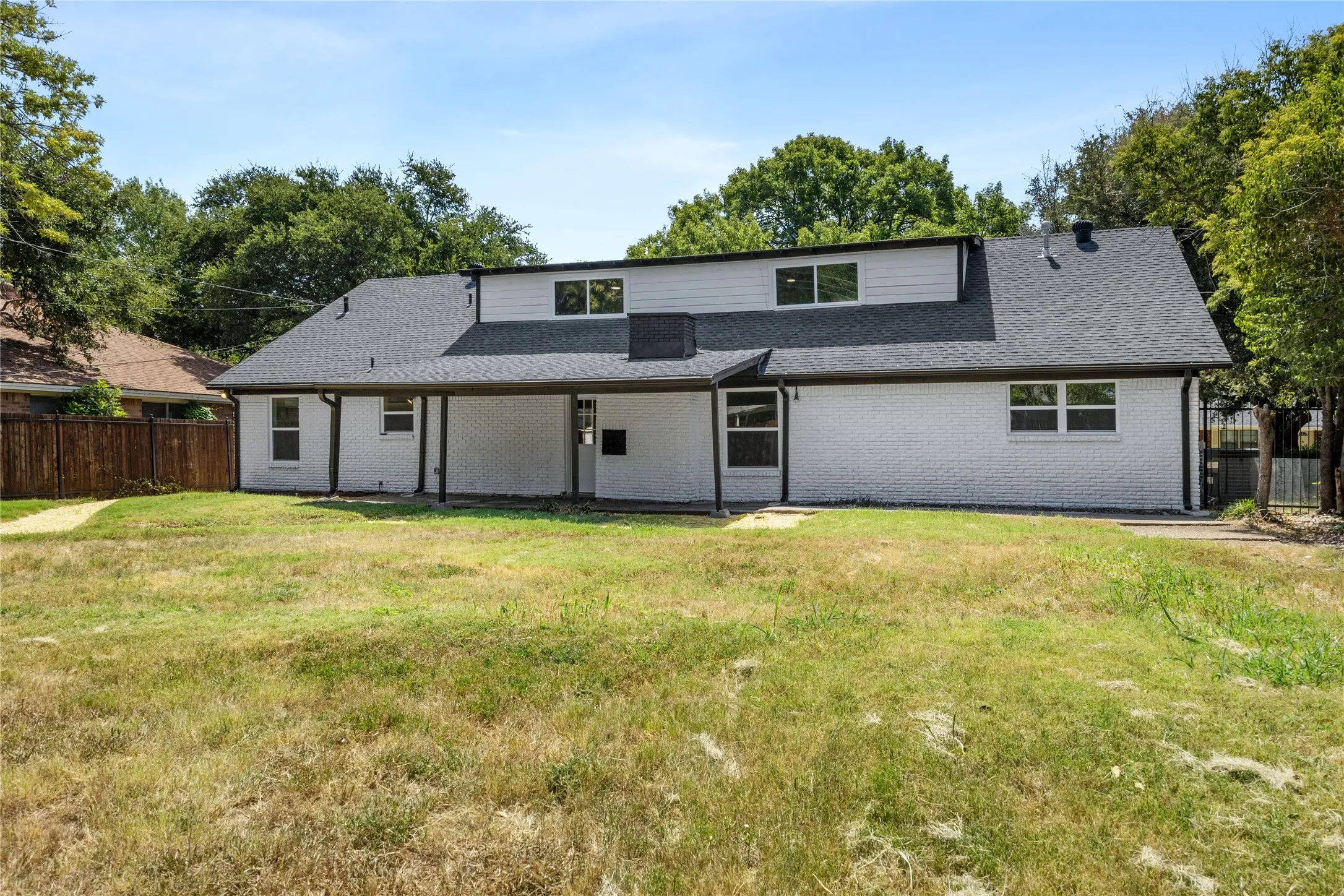 Single Family Residence For Sale in Tarrant County , 5748 Wimbleton Way, Fort Worth, Texas 76133, 4 Bedroom, 2 Bathroom, 2 Garage spaces, 2,464 Sqft, built in 1960, mls#21362406, Real Estate Agent in Fort Worth, Homes For Sale in Tarrant county, Homes For Sale in Fort Worth, Realtor in Fort Worth Texas, Real Estate Brokerage Independent Realty Texas, Luminita Cordes Realtor