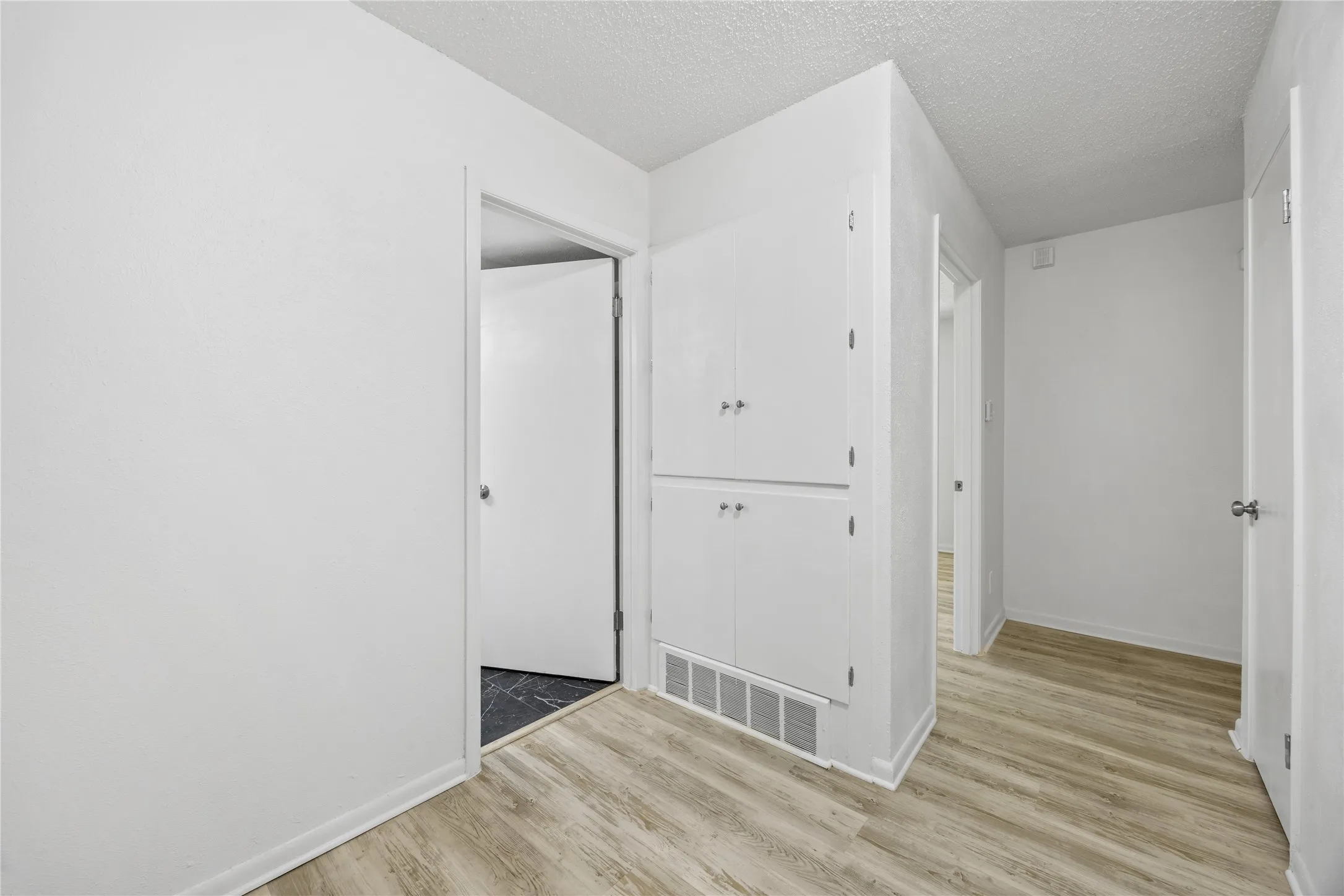 Single Family Residence For Sale in Tarrant County , 5748 Wimbleton Way, Fort Worth, Texas 76133, 4 Bedroom, 2 Bathroom, 2 Garage spaces, 2,464 Sqft, built in 1960, mls#21362406, Real Estate Agent in Fort Worth, Homes For Sale in Tarrant county, Homes For Sale in Fort Worth, Realtor in Fort Worth Texas, Real Estate Brokerage Independent Realty Texas, Luminita Cordes Realtor