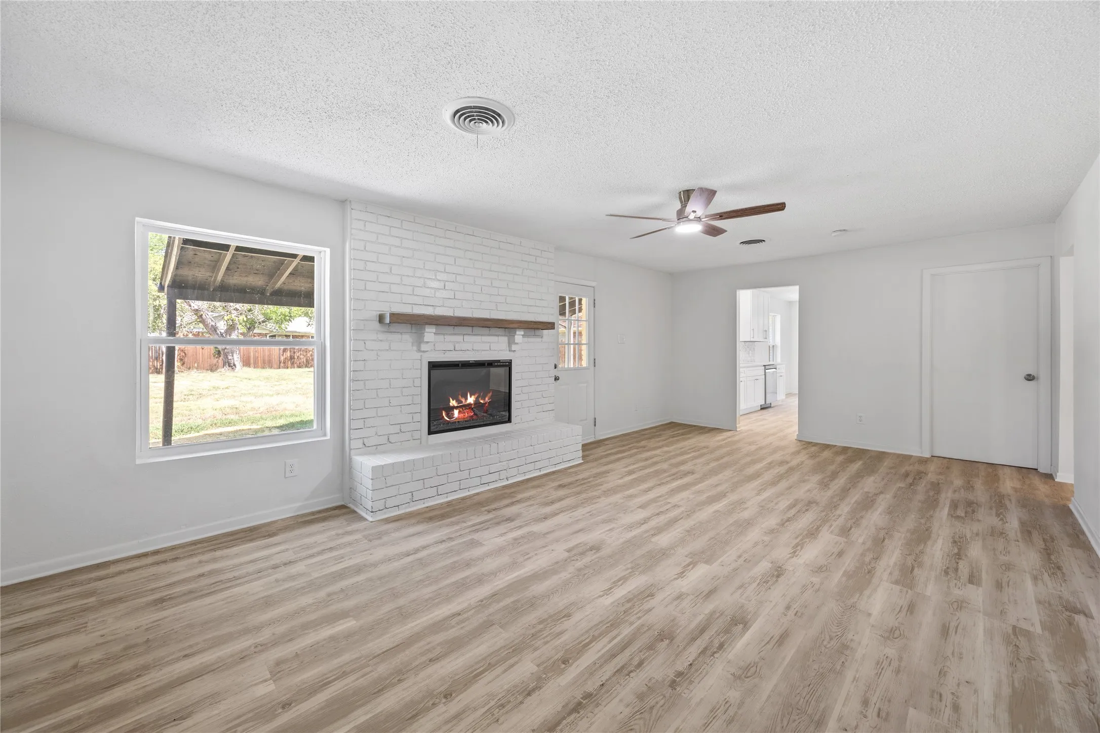 Single Family Residence For Sale in Tarrant County , 5748 Wimbleton Way, Fort Worth, Texas 76133, 4 Bedroom, 2 Bathroom, 2 Garage spaces, 2,464 Sqft, built in 1960, mls#21362406, Real Estate Agent in Fort Worth, Homes For Sale in Tarrant county, Homes For Sale in Fort Worth, Realtor in Fort Worth Texas, Real Estate Brokerage Independent Realty Texas, Luminita Cordes Realtor