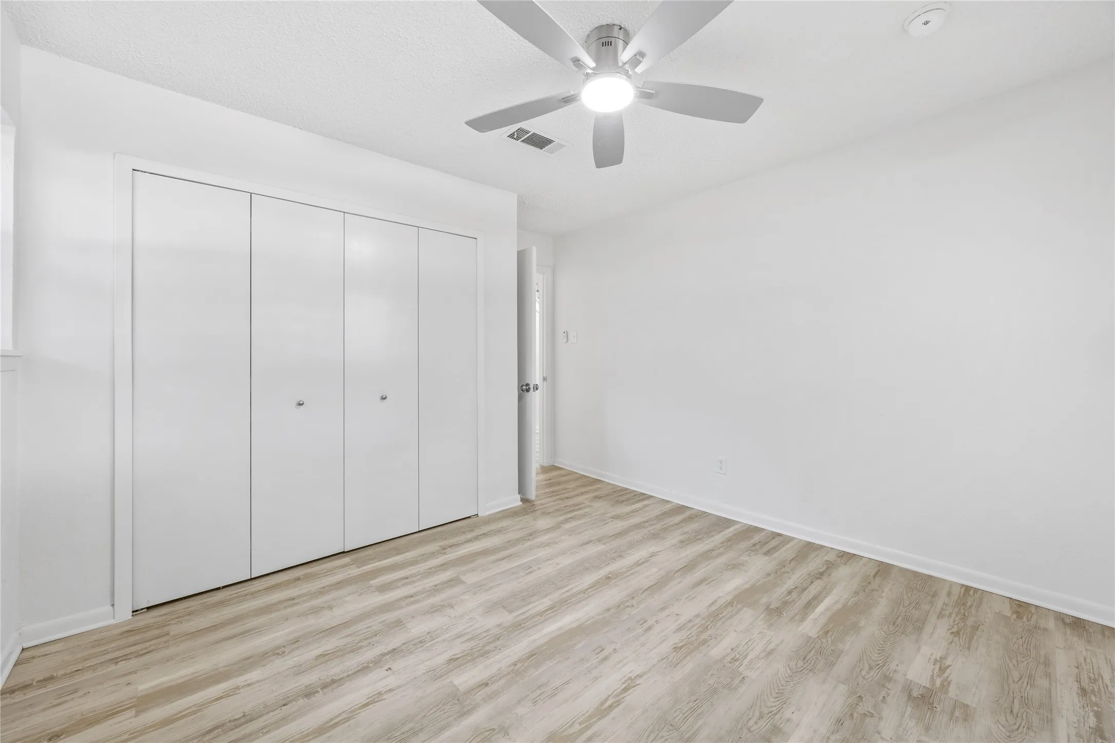 Single Family Residence For Sale in Tarrant County , 5748 Wimbleton Way, Fort Worth, Texas 76133, 4 Bedroom, 2 Bathroom, 2 Garage spaces, 2,464 Sqft, built in 1960, mls#21362406, Real Estate Agent in Fort Worth, Homes For Sale in Tarrant county, Homes For Sale in Fort Worth, Realtor in Fort Worth Texas, Real Estate Brokerage Independent Realty Texas, Luminita Cordes Realtor