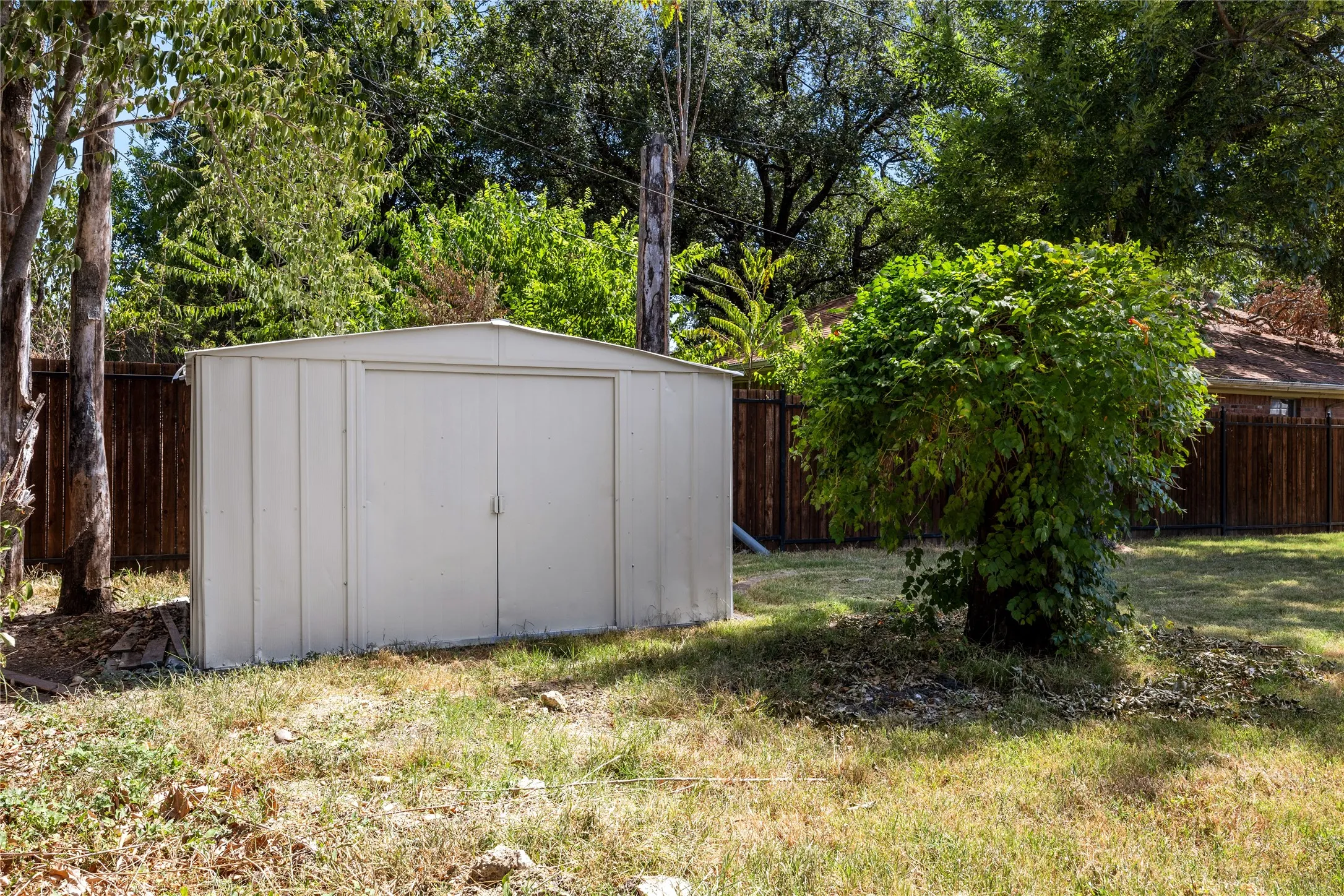Single Family Residence For Sale in Tarrant County , 5748 Wimbleton Way, Fort Worth, Texas 76133, 4 Bedroom, 2 Bathroom, 2 Garage spaces, 2,464 Sqft, built in 1960, mls#21362406, Real Estate Agent in Fort Worth, Homes For Sale in Tarrant county, Homes For Sale in Fort Worth, Realtor in Fort Worth Texas, Real Estate Brokerage Independent Realty Texas, Luminita Cordes Realtor