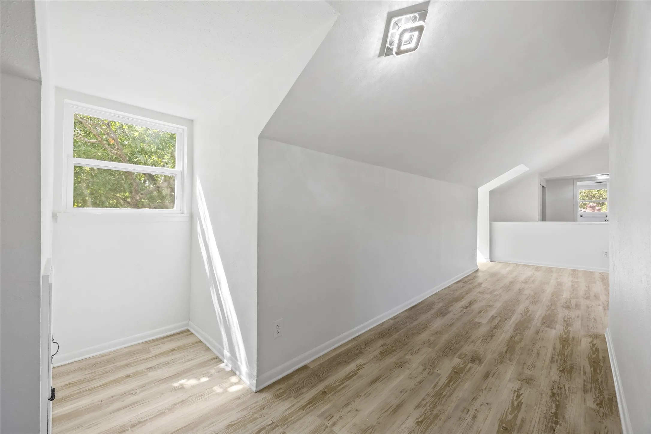 Single Family Residence For Sale in Tarrant County , 5748 Wimbleton Way, Fort Worth, Texas 76133, 4 Bedroom, 2 Bathroom, 2 Garage spaces, 2,464 Sqft, built in 1960, mls#21362406, Real Estate Agent in Fort Worth, Homes For Sale in Tarrant county, Homes For Sale in Fort Worth, Realtor in Fort Worth Texas, Real Estate Brokerage Independent Realty Texas, Luminita Cordes Realtor
