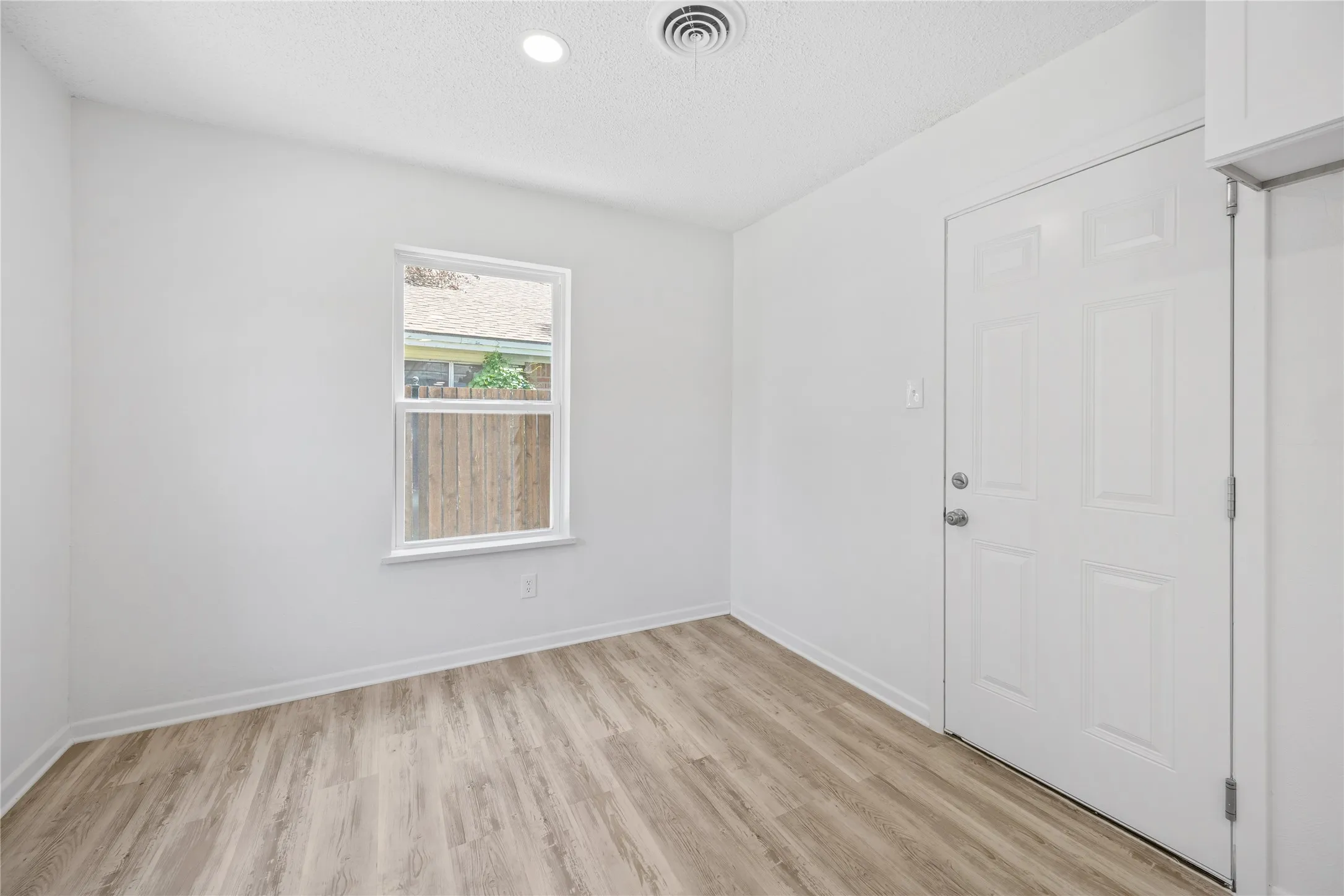 Single Family Residence For Sale in Tarrant County , 5748 Wimbleton Way, Fort Worth, Texas 76133, 4 Bedroom, 2 Bathroom, 2 Garage spaces, 2,464 Sqft, built in 1960, mls#21362406, Real Estate Agent in Fort Worth, Homes For Sale in Tarrant county, Homes For Sale in Fort Worth, Realtor in Fort Worth Texas, Real Estate Brokerage Independent Realty Texas, Luminita Cordes Realtor