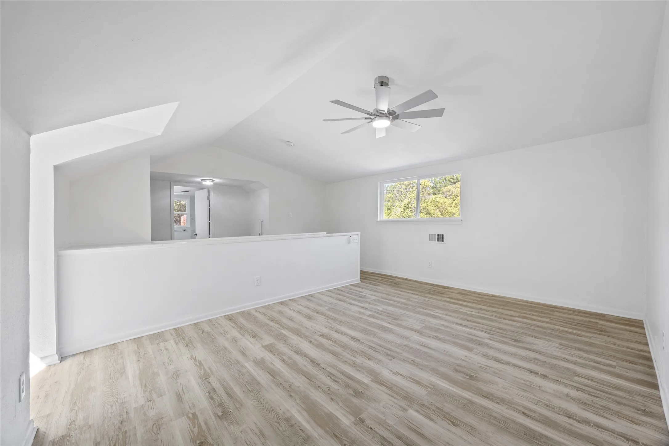 Single Family Residence For Sale in Tarrant County , 5748 Wimbleton Way, Fort Worth, Texas 76133, 4 Bedroom, 2 Bathroom, 2 Garage spaces, 2,464 Sqft, built in 1960, mls#21362406, Real Estate Agent in Fort Worth, Homes For Sale in Tarrant county, Homes For Sale in Fort Worth, Realtor in Fort Worth Texas, Real Estate Brokerage Independent Realty Texas, Luminita Cordes Realtor