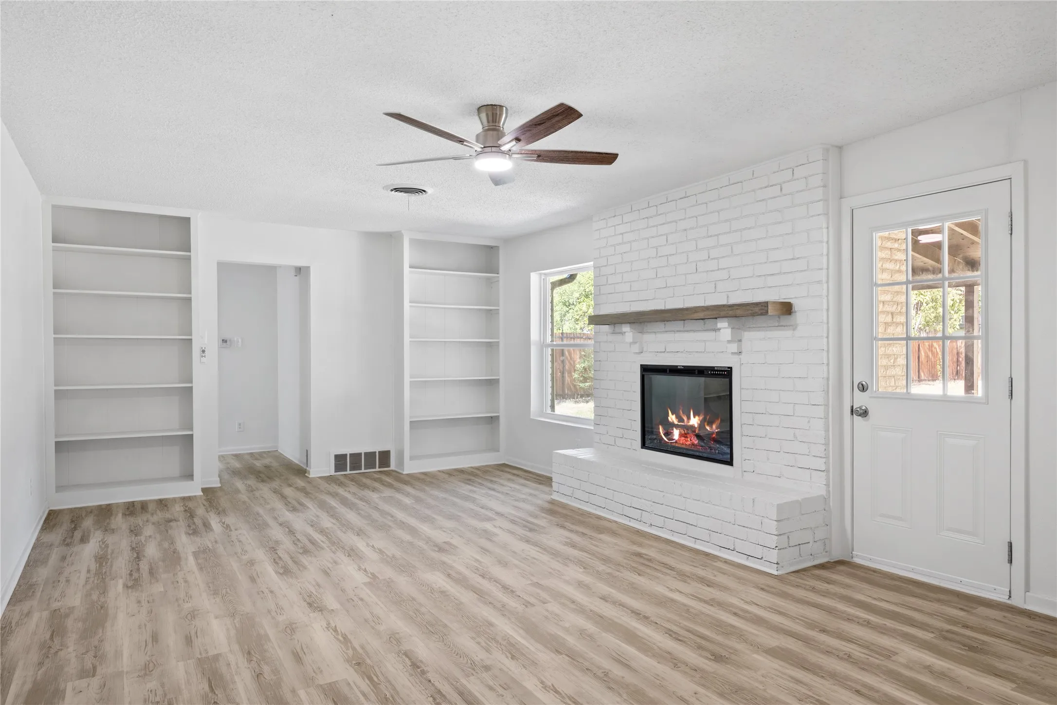 Single Family Residence For Sale in Tarrant County , 5748 Wimbleton Way, Fort Worth, Texas 76133, 4 Bedroom, 2 Bathroom, 2 Garage spaces, 2,464 Sqft, built in 1960, mls#21362406, Real Estate Agent in Fort Worth, Homes For Sale in Tarrant county, Homes For Sale in Fort Worth, Realtor in Fort Worth Texas, Real Estate Brokerage Independent Realty Texas, Luminita Cordes Realtor