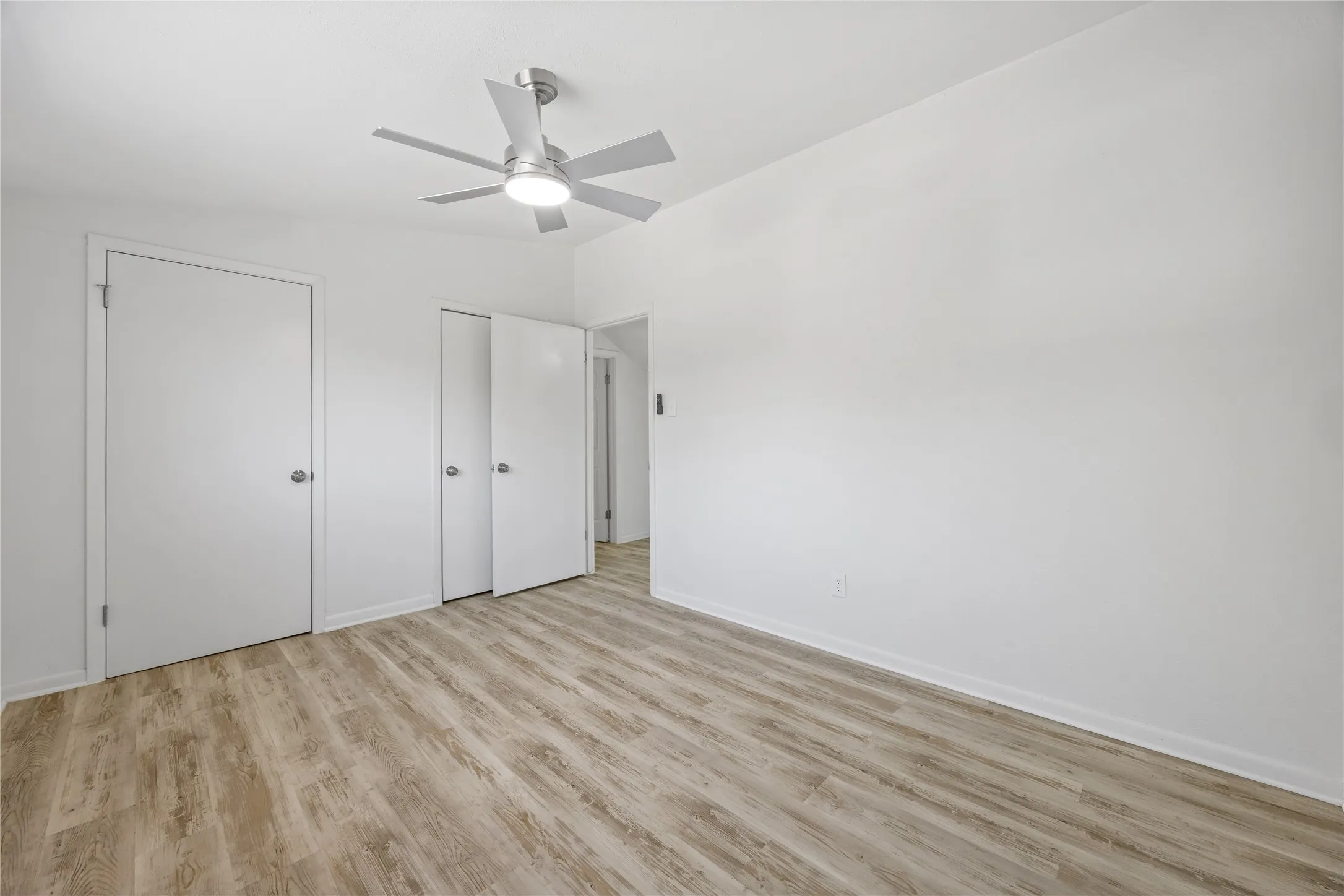 Single Family Residence For Sale in Tarrant County , 5748 Wimbleton Way, Fort Worth, Texas 76133, 4 Bedroom, 2 Bathroom, 2 Garage spaces, 2,464 Sqft, built in 1960, mls#21362406, Real Estate Agent in Fort Worth, Homes For Sale in Tarrant county, Homes For Sale in Fort Worth, Realtor in Fort Worth Texas, Real Estate Brokerage Independent Realty Texas, Luminita Cordes Realtor