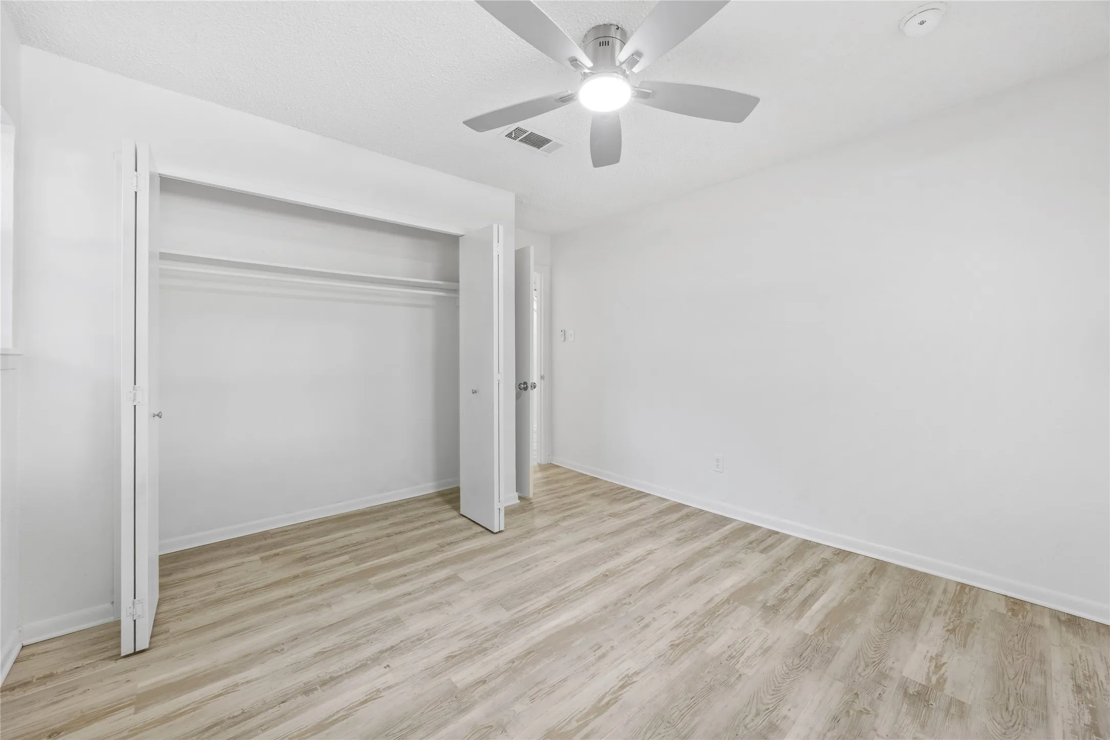 Single Family Residence For Sale in Tarrant County , 5748 Wimbleton Way, Fort Worth, Texas 76133, 4 Bedroom, 2 Bathroom, 2 Garage spaces, 2,464 Sqft, built in 1960, mls#21362406, Real Estate Agent in Fort Worth, Homes For Sale in Tarrant county, Homes For Sale in Fort Worth, Realtor in Fort Worth Texas, Real Estate Brokerage Independent Realty Texas, Luminita Cordes Realtor