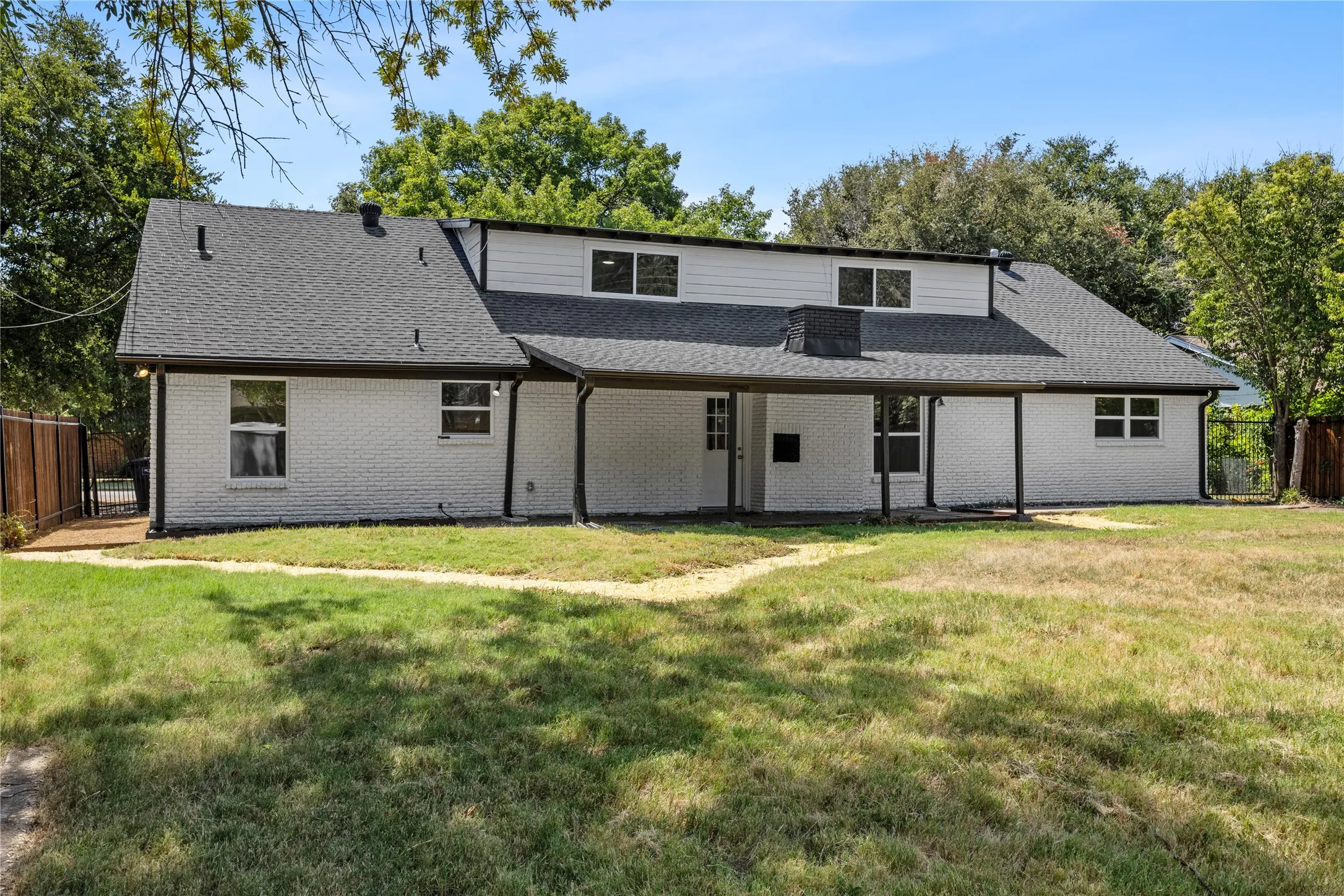 Single Family Residence For Sale in Tarrant County , 5748 Wimbleton Way, Fort Worth, Texas 76133, 4 Bedroom, 2 Bathroom, 2 Garage spaces, 2,464 Sqft, built in 1960, mls#21362406, Real Estate Agent in Fort Worth, Homes For Sale in Tarrant county, Homes For Sale in Fort Worth, Realtor in Fort Worth Texas, Real Estate Brokerage Independent Realty Texas, Luminita Cordes Realtor