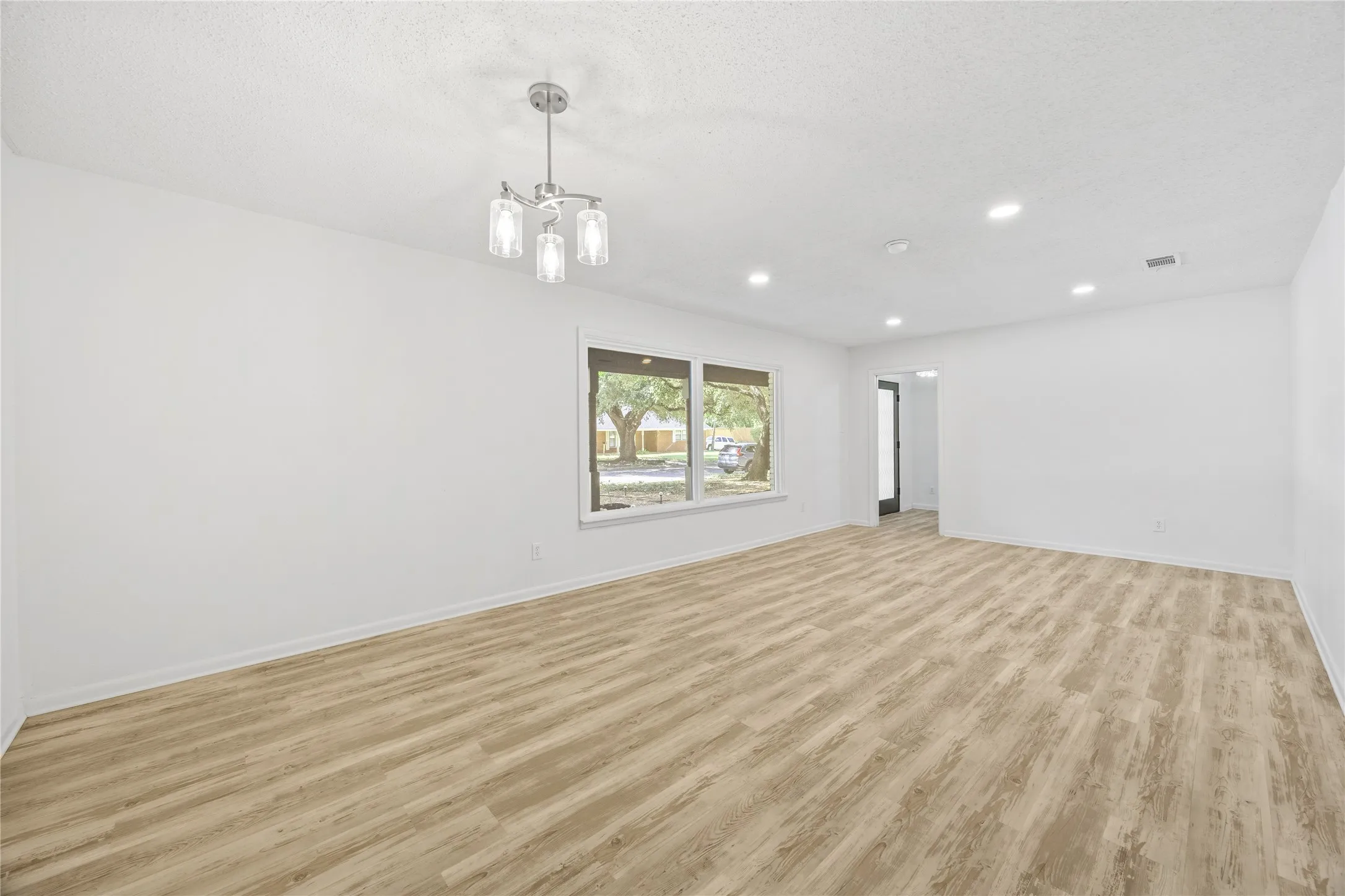 Single Family Residence For Sale in Tarrant County , 5748 Wimbleton Way, Fort Worth, Texas 76133, 4 Bedroom, 2 Bathroom, 2 Garage spaces, 2,464 Sqft, built in 1960, mls#21362406, Real Estate Agent in Fort Worth, Homes For Sale in Tarrant county, Homes For Sale in Fort Worth, Realtor in Fort Worth Texas, Real Estate Brokerage Independent Realty Texas, Luminita Cordes Realtor
