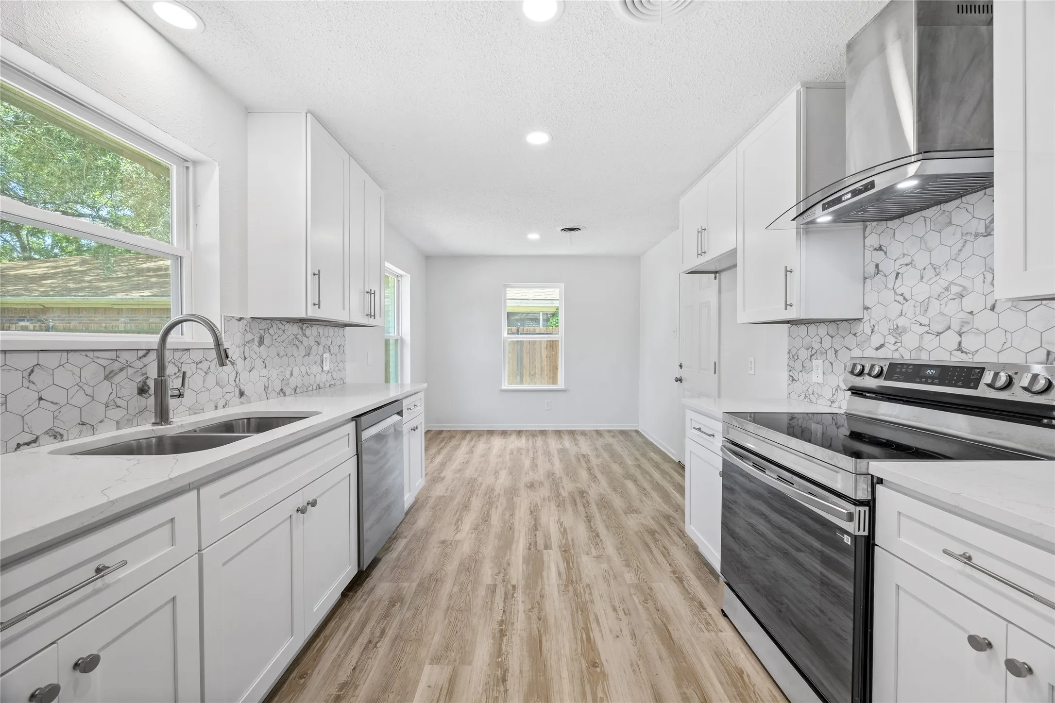 Single Family Residence For Sale in Tarrant County , 5748 Wimbleton Way, Fort Worth, Texas 76133, 4 Bedroom, 2 Bathroom, 2 Garage spaces, 2,464 Sqft, built in 1960, mls#21362406, Real Estate Agent in Fort Worth, Homes For Sale in Tarrant county, Homes For Sale in Fort Worth, Realtor in Fort Worth Texas, Real Estate Brokerage Independent Realty Texas, Luminita Cordes Realtor