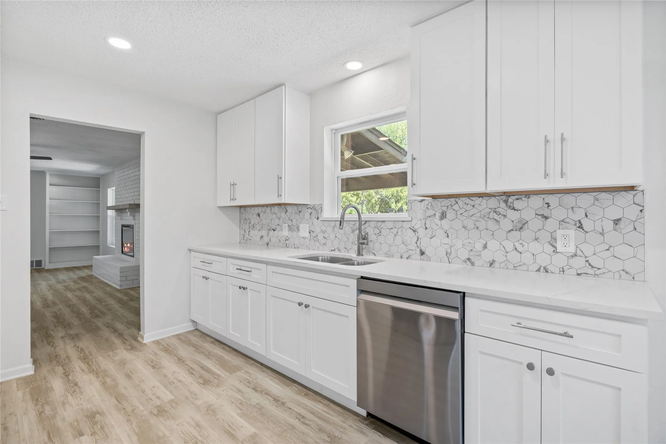 Single Family Residence For Sale in Tarrant County , 5748 Wimbleton Way, Fort Worth, Texas 76133, 4 Bedroom, 2 Bathroom, 2 Garage spaces, 2,464 Sqft, built in 1960, mls#21362406, Real Estate Agent in Fort Worth, Homes For Sale in Tarrant county, Homes For Sale in Fort Worth, Realtor in Fort Worth Texas, Real Estate Brokerage Independent Realty Texas, Luminita Cordes Realtor