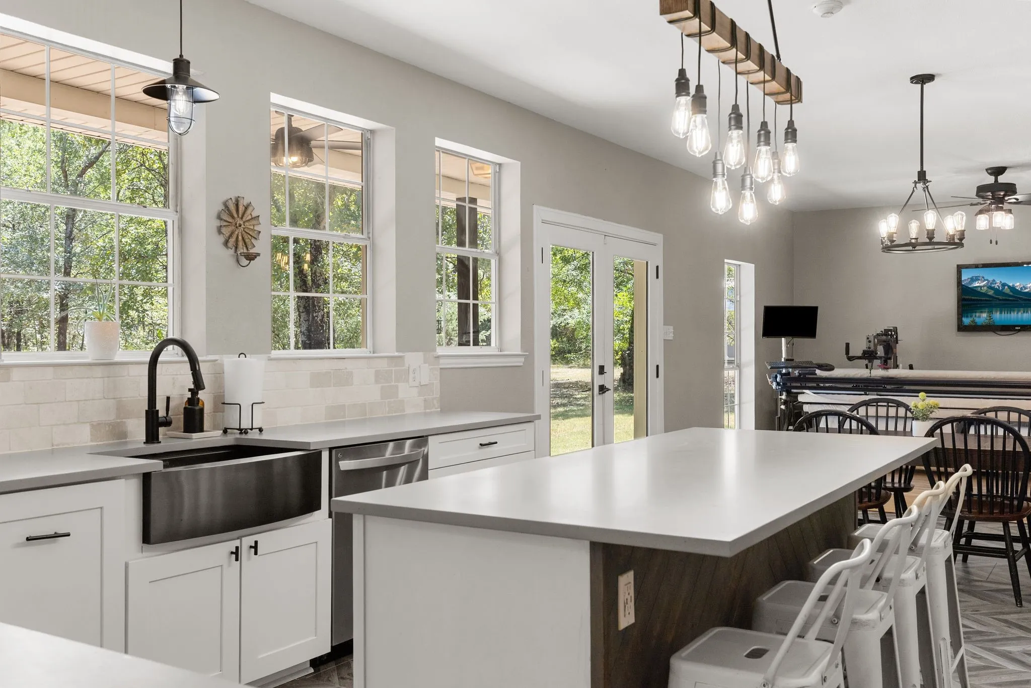 Single Family Residence For Sale in Hunt County , 10401 Holly Creek Road, Terrell, Texas 75160, 5 Bedroom, 4 Bathroom, Garage spaces, 3,576 Sqft, built in 2000, mls#21363936, Real Estate Agent in Terrell, Homes For Sale in Hunt county, Homes For Sale in Terrell, Realtor in Terrell Texas, Real Estate Brokerage Independent Realty Texas, Luminita Cordes Realtor