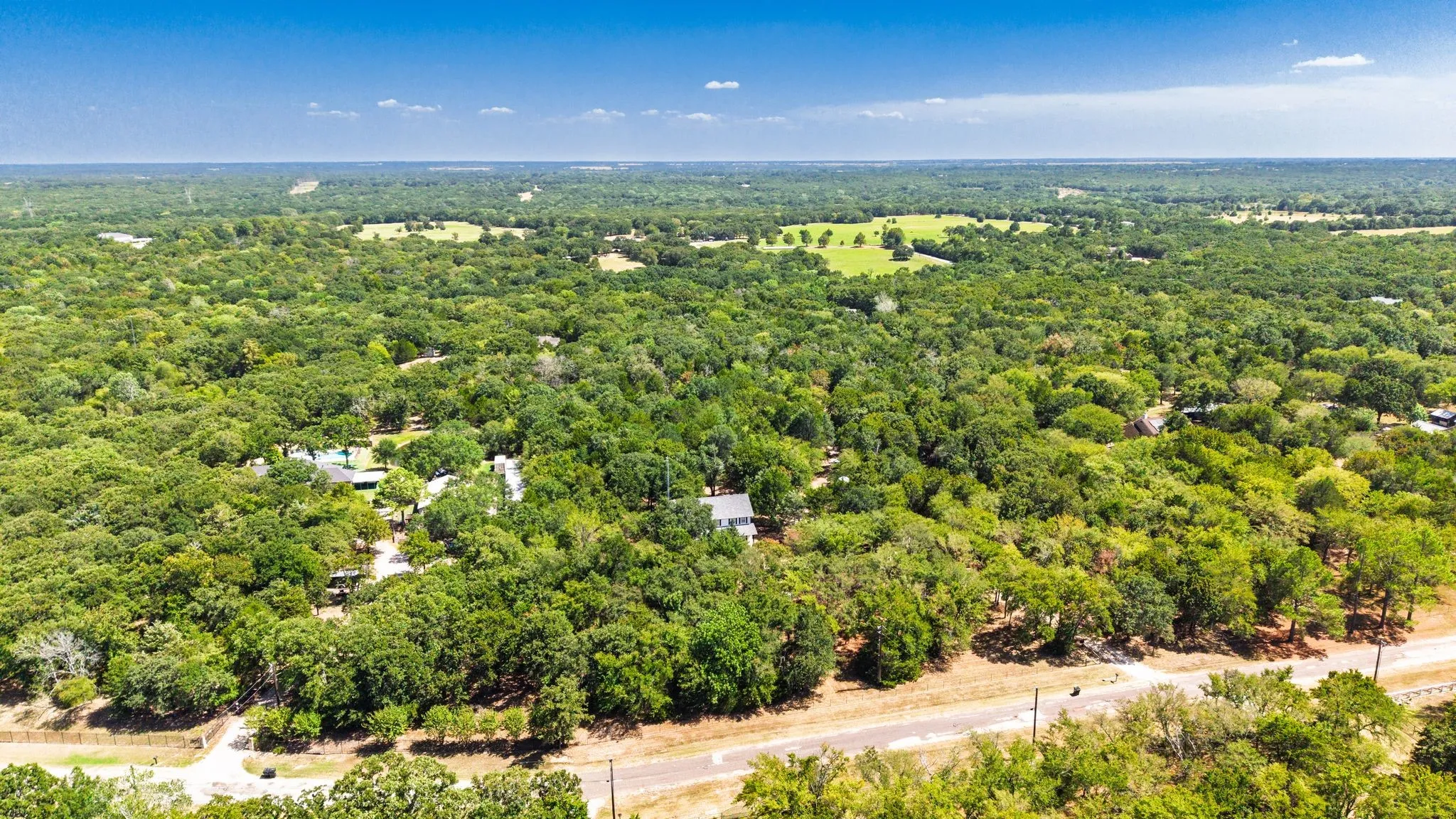 Single Family Residence For Sale in Hunt County , 10401 Holly Creek Road, Terrell, Texas 75160, 5 Bedroom, 4 Bathroom, Garage spaces, 3,576 Sqft, built in 2000, mls#21363936, Real Estate Agent in Terrell, Homes For Sale in Hunt county, Homes For Sale in Terrell, Realtor in Terrell Texas, Real Estate Brokerage Independent Realty Texas, Luminita Cordes Realtor