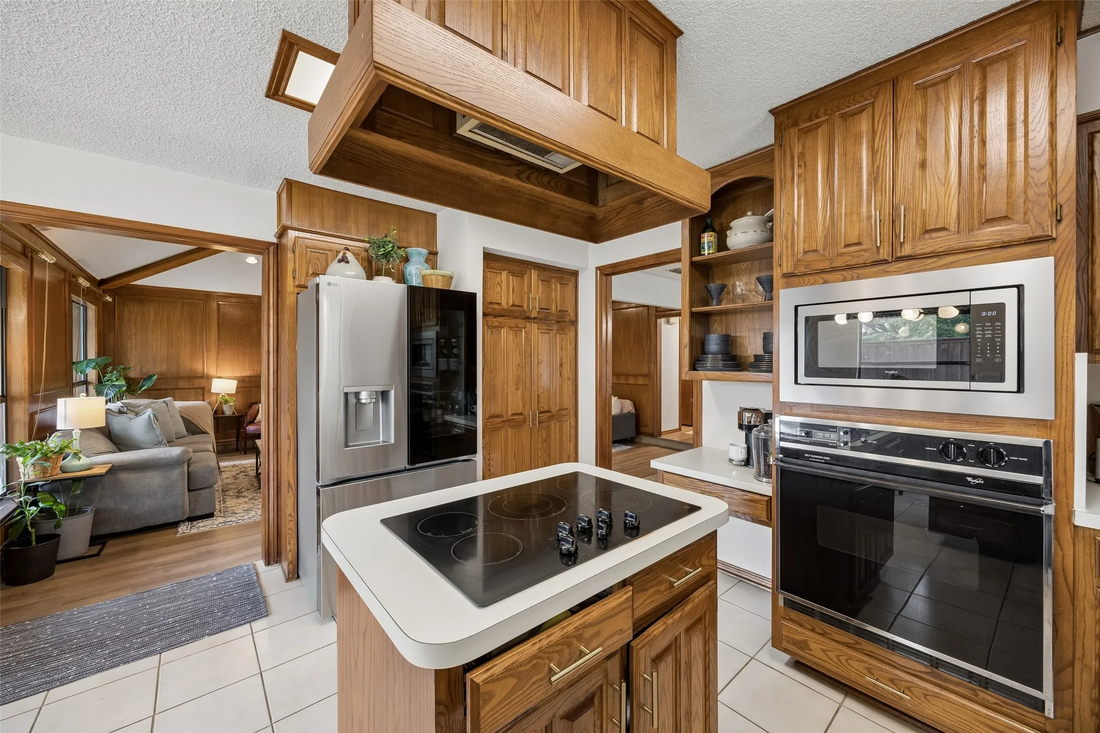 Single Family Residence For Sale in Tarrant County , 902 Briarcliff Court, Arlington, Texas 76012, 3 Bedroom, 2 Bathroom, 2 Garage spaces, 2,023 Sqft, built in 1984, mls#21364879, Real Estate Agent in Arlington, Homes For Sale in Tarrant county, Homes For Sale in Arlington, Realtor in Arlington Texas, Real Estate Brokerage Independent Realty Texas, Luminita Cordes Realtor