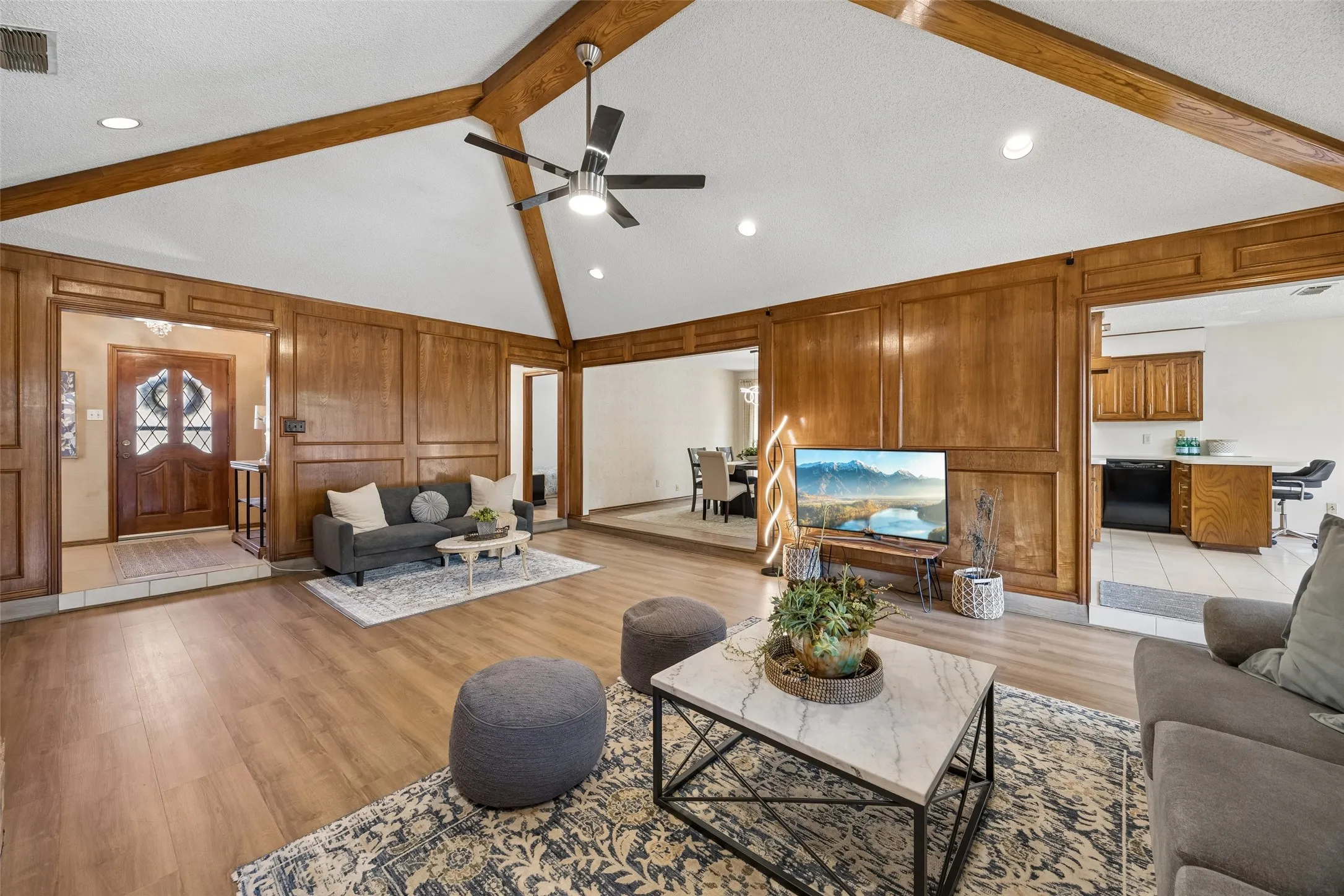 Single Family Residence For Sale in Tarrant County , 902 Briarcliff Court, Arlington, Texas 76012, 3 Bedroom, 2 Bathroom, 2 Garage spaces, 2,023 Sqft, built in 1984, mls#21364879, Real Estate Agent in Arlington, Homes For Sale in Tarrant county, Homes For Sale in Arlington, Realtor in Arlington Texas, Real Estate Brokerage Independent Realty Texas, Luminita Cordes Realtor