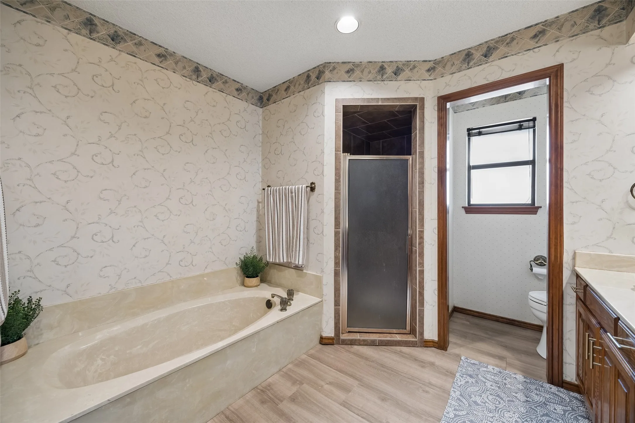 Single Family Residence For Sale in Tarrant County , 902 Briarcliff Court, Arlington, Texas 76012, 3 Bedroom, 2 Bathroom, 2 Garage spaces, 2,023 Sqft, built in 1984, mls#21364879, Real Estate Agent in Arlington, Homes For Sale in Tarrant county, Homes For Sale in Arlington, Realtor in Arlington Texas, Real Estate Brokerage Independent Realty Texas, Luminita Cordes Realtor