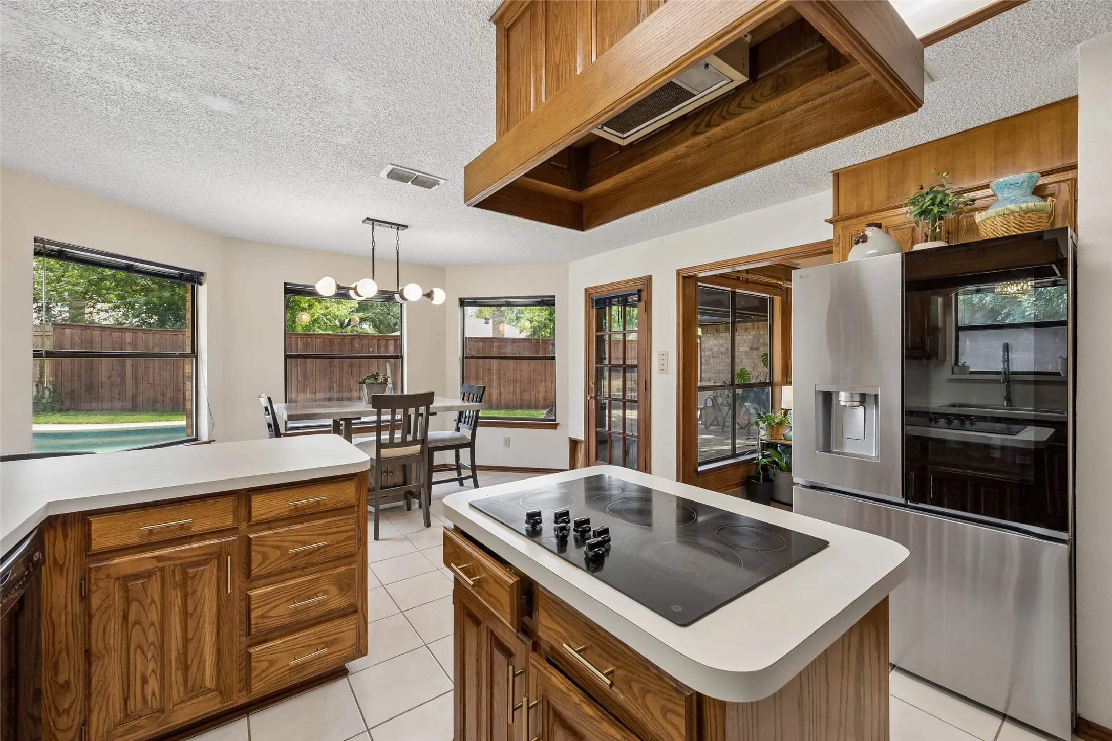 Single Family Residence For Sale in Tarrant County , 902 Briarcliff Court, Arlington, Texas 76012, 3 Bedroom, 2 Bathroom, 2 Garage spaces, 2,023 Sqft, built in 1984, mls#21364879, Real Estate Agent in Arlington, Homes For Sale in Tarrant county, Homes For Sale in Arlington, Realtor in Arlington Texas, Real Estate Brokerage Independent Realty Texas, Luminita Cordes Realtor