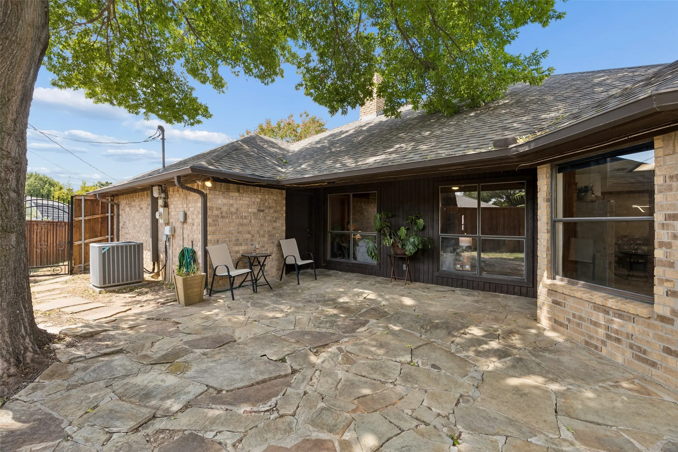 Single Family Residence For Sale in Tarrant County , 902 Briarcliff Court, Arlington, Texas 76012, 3 Bedroom, 2 Bathroom, 2 Garage spaces, 2,023 Sqft, built in 1984, mls#21364879, Real Estate Agent in Arlington, Homes For Sale in Tarrant county, Homes For Sale in Arlington, Realtor in Arlington Texas, Real Estate Brokerage Independent Realty Texas, Luminita Cordes Realtor