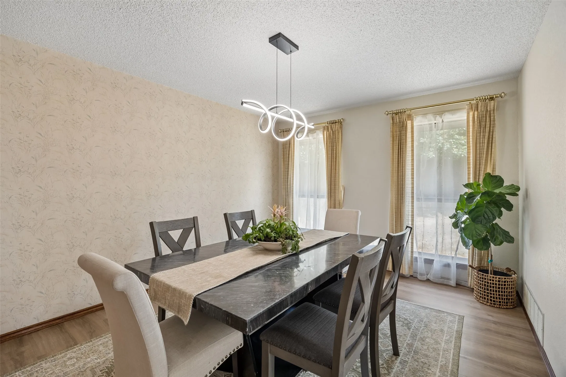 Single Family Residence For Sale in Tarrant County , 902 Briarcliff Court, Arlington, Texas 76012, 3 Bedroom, 2 Bathroom, 2 Garage spaces, 2,023 Sqft, built in 1984, mls#21364879, Real Estate Agent in Arlington, Homes For Sale in Tarrant county, Homes For Sale in Arlington, Realtor in Arlington Texas, Real Estate Brokerage Independent Realty Texas, Luminita Cordes Realtor