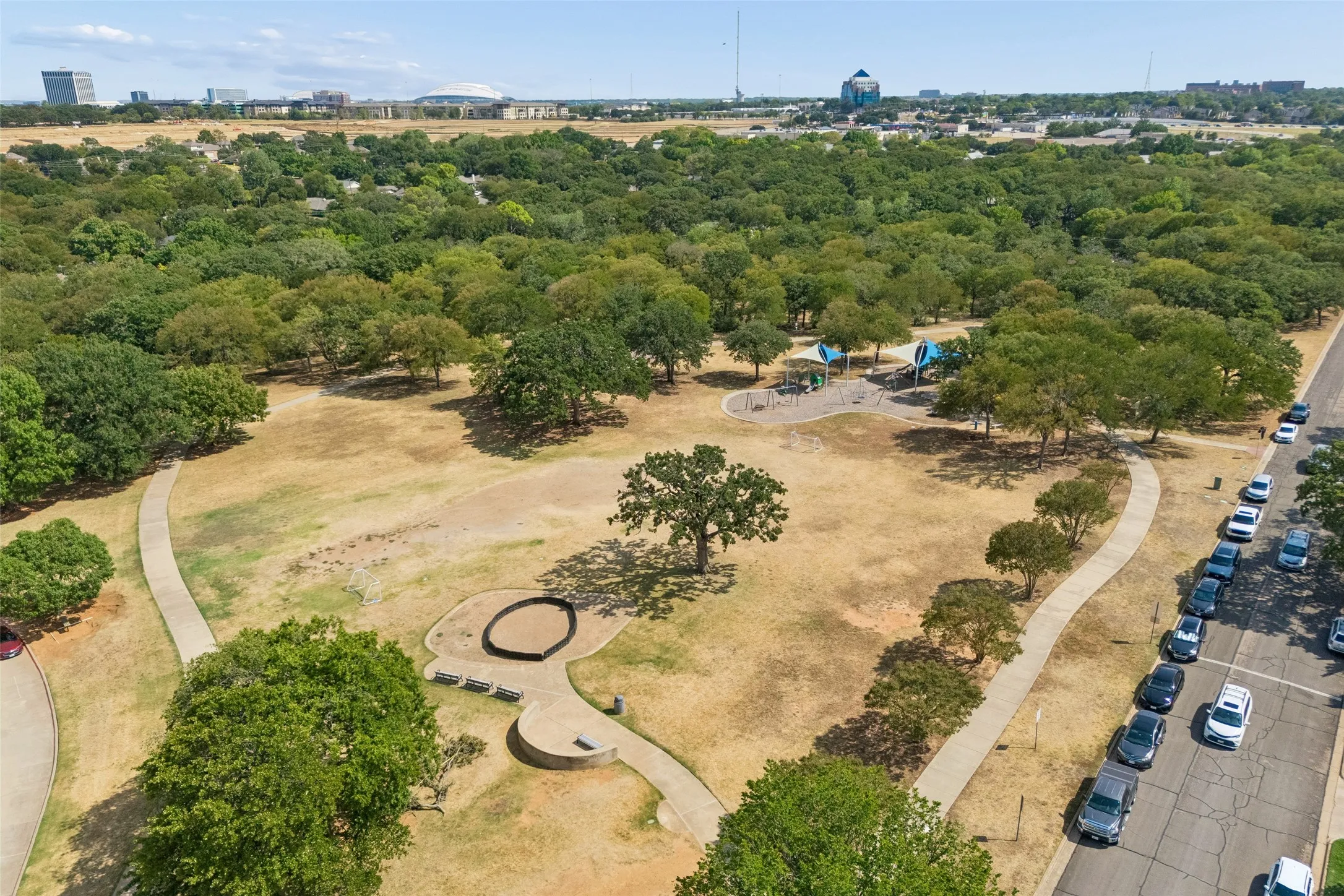 Single Family Residence For Sale in Tarrant County , 902 Briarcliff Court, Arlington, Texas 76012, 3 Bedroom, 2 Bathroom, 2 Garage spaces, 2,023 Sqft, built in 1984, mls#21364879, Real Estate Agent in Arlington, Homes For Sale in Tarrant county, Homes For Sale in Arlington, Realtor in Arlington Texas, Real Estate Brokerage Independent Realty Texas, Luminita Cordes Realtor
