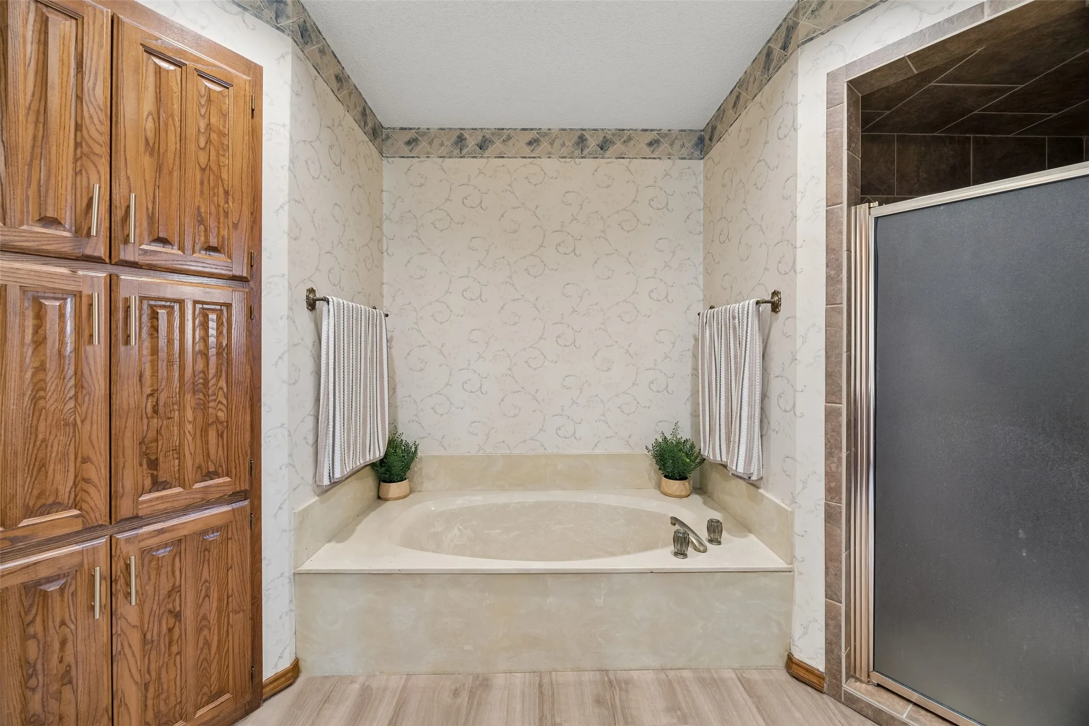 Single Family Residence For Sale in Tarrant County , 902 Briarcliff Court, Arlington, Texas 76012, 3 Bedroom, 2 Bathroom, 2 Garage spaces, 2,023 Sqft, built in 1984, mls#21364879, Real Estate Agent in Arlington, Homes For Sale in Tarrant county, Homes For Sale in Arlington, Realtor in Arlington Texas, Real Estate Brokerage Independent Realty Texas, Luminita Cordes Realtor