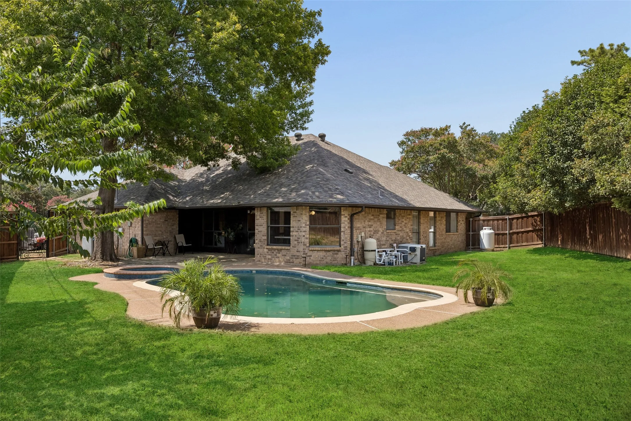 Single Family Residence For Sale in Tarrant County , 902 Briarcliff Court, Arlington, Texas 76012, 3 Bedroom, 2 Bathroom, 2 Garage spaces, 2,023 Sqft, built in 1984, mls#21364879, Real Estate Agent in Arlington, Homes For Sale in Tarrant county, Homes For Sale in Arlington, Realtor in Arlington Texas, Real Estate Brokerage Independent Realty Texas, Luminita Cordes Realtor
