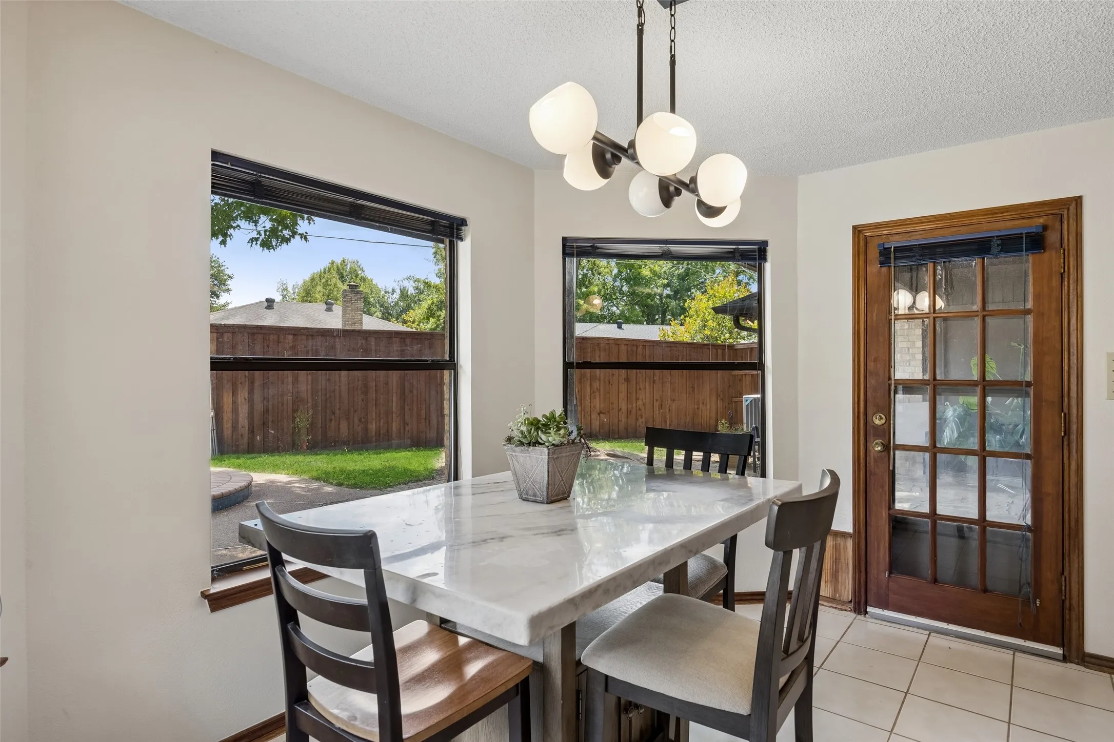 Single Family Residence For Sale in Tarrant County , 902 Briarcliff Court, Arlington, Texas 76012, 3 Bedroom, 2 Bathroom, 2 Garage spaces, 2,023 Sqft, built in 1984, mls#21364879, Real Estate Agent in Arlington, Homes For Sale in Tarrant county, Homes For Sale in Arlington, Realtor in Arlington Texas, Real Estate Brokerage Independent Realty Texas, Luminita Cordes Realtor