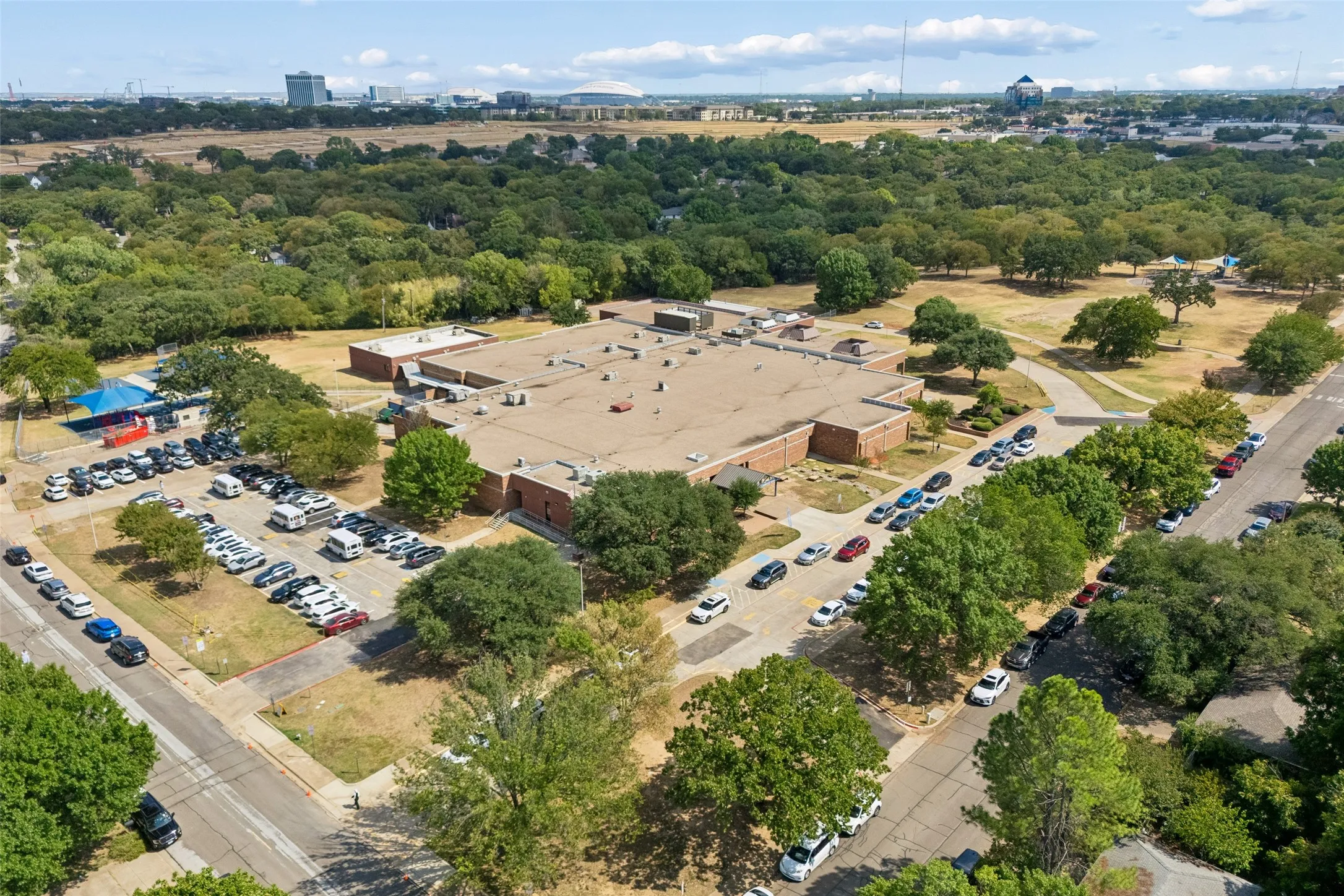Single Family Residence For Sale in Tarrant County , 902 Briarcliff Court, Arlington, Texas 76012, 3 Bedroom, 2 Bathroom, 2 Garage spaces, 2,023 Sqft, built in 1984, mls#21364879, Real Estate Agent in Arlington, Homes For Sale in Tarrant county, Homes For Sale in Arlington, Realtor in Arlington Texas, Real Estate Brokerage Independent Realty Texas, Luminita Cordes Realtor