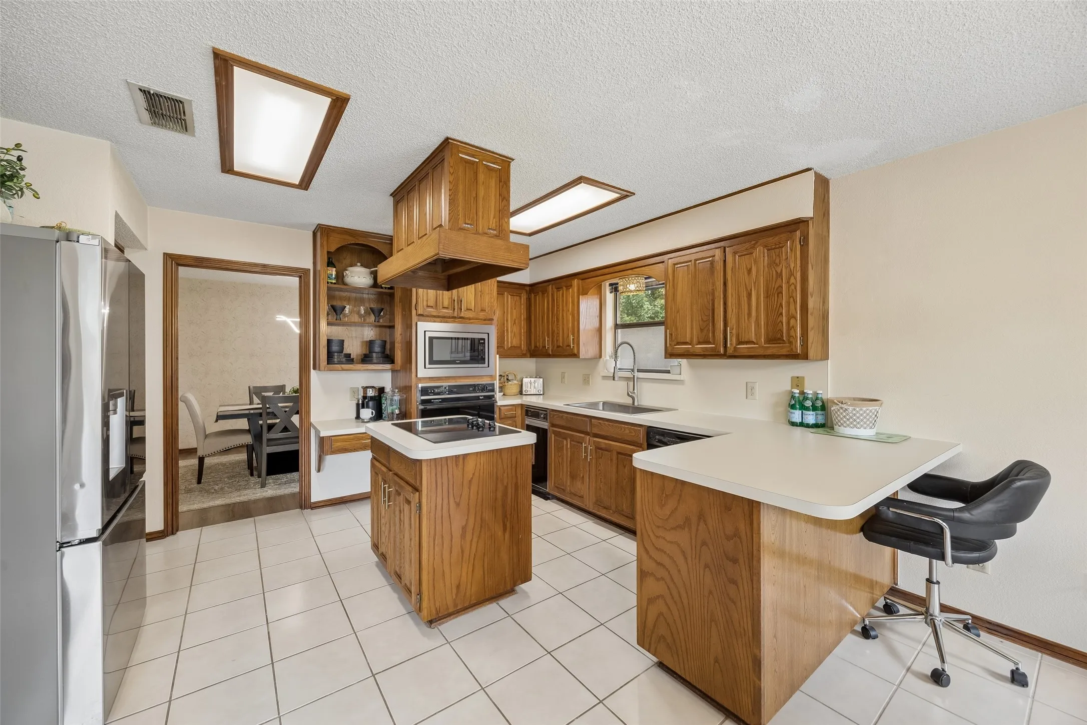 Single Family Residence For Sale in Tarrant County , 902 Briarcliff Court, Arlington, Texas 76012, 3 Bedroom, 2 Bathroom, 2 Garage spaces, 2,023 Sqft, built in 1984, mls#21364879, Real Estate Agent in Arlington, Homes For Sale in Tarrant county, Homes For Sale in Arlington, Realtor in Arlington Texas, Real Estate Brokerage Independent Realty Texas, Luminita Cordes Realtor