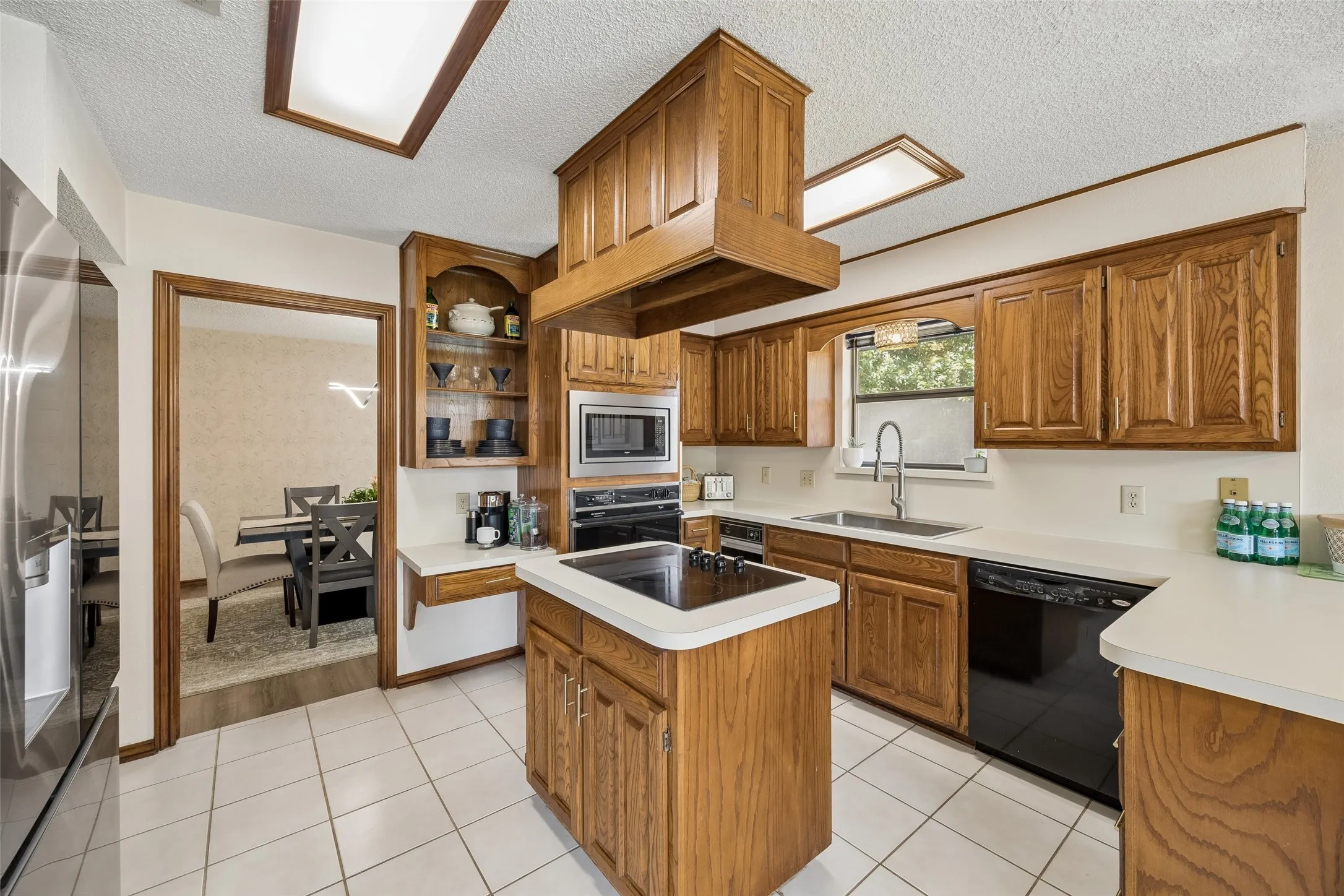 Single Family Residence For Sale in Tarrant County , 902 Briarcliff Court, Arlington, Texas 76012, 3 Bedroom, 2 Bathroom, 2 Garage spaces, 2,023 Sqft, built in 1984, mls#21364879, Real Estate Agent in Arlington, Homes For Sale in Tarrant county, Homes For Sale in Arlington, Realtor in Arlington Texas, Real Estate Brokerage Independent Realty Texas, Luminita Cordes Realtor