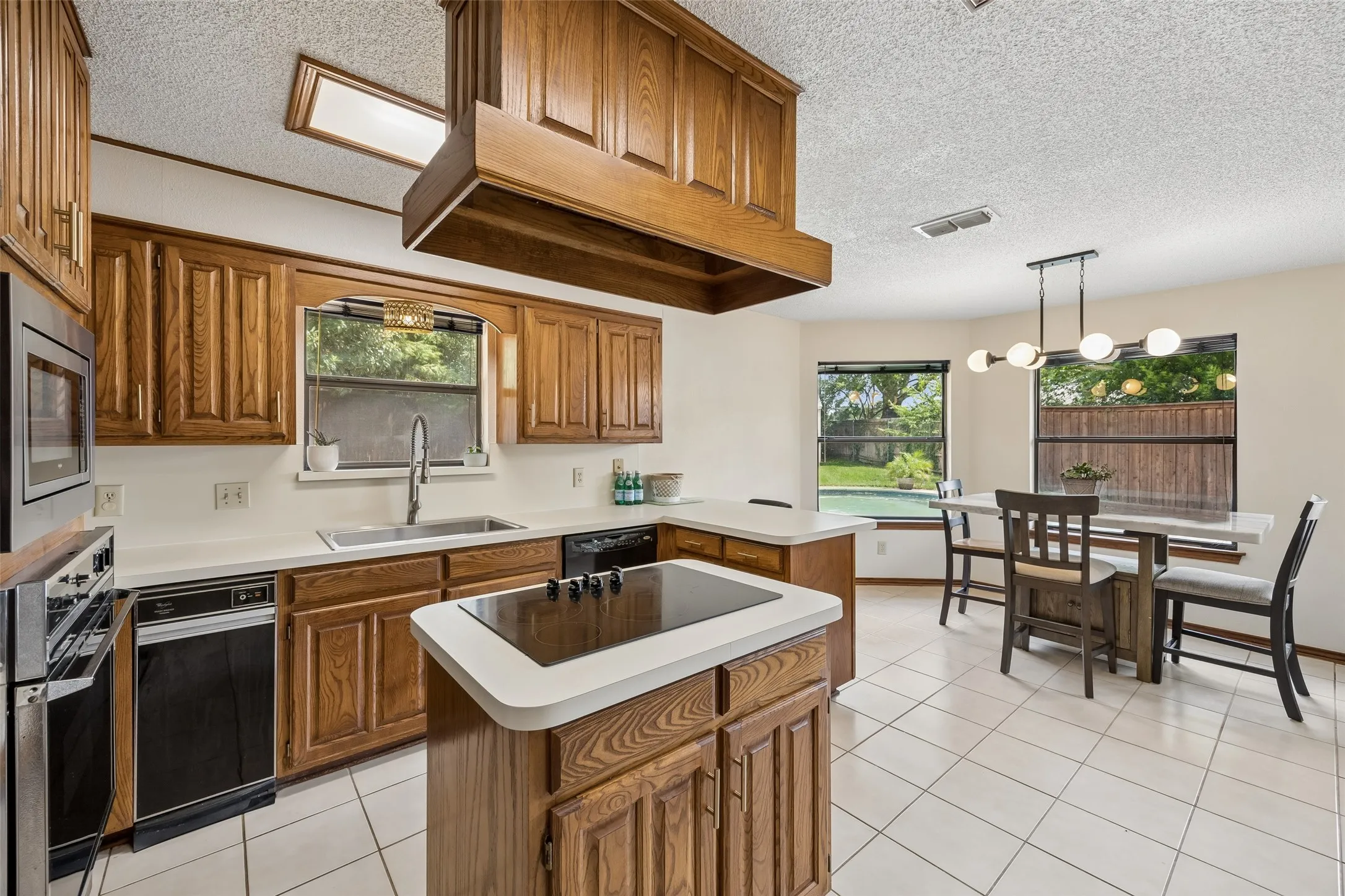 Single Family Residence For Sale in Tarrant County , 902 Briarcliff Court, Arlington, Texas 76012, 3 Bedroom, 2 Bathroom, 2 Garage spaces, 2,023 Sqft, built in 1984, mls#21364879, Real Estate Agent in Arlington, Homes For Sale in Tarrant county, Homes For Sale in Arlington, Realtor in Arlington Texas, Real Estate Brokerage Independent Realty Texas, Luminita Cordes Realtor