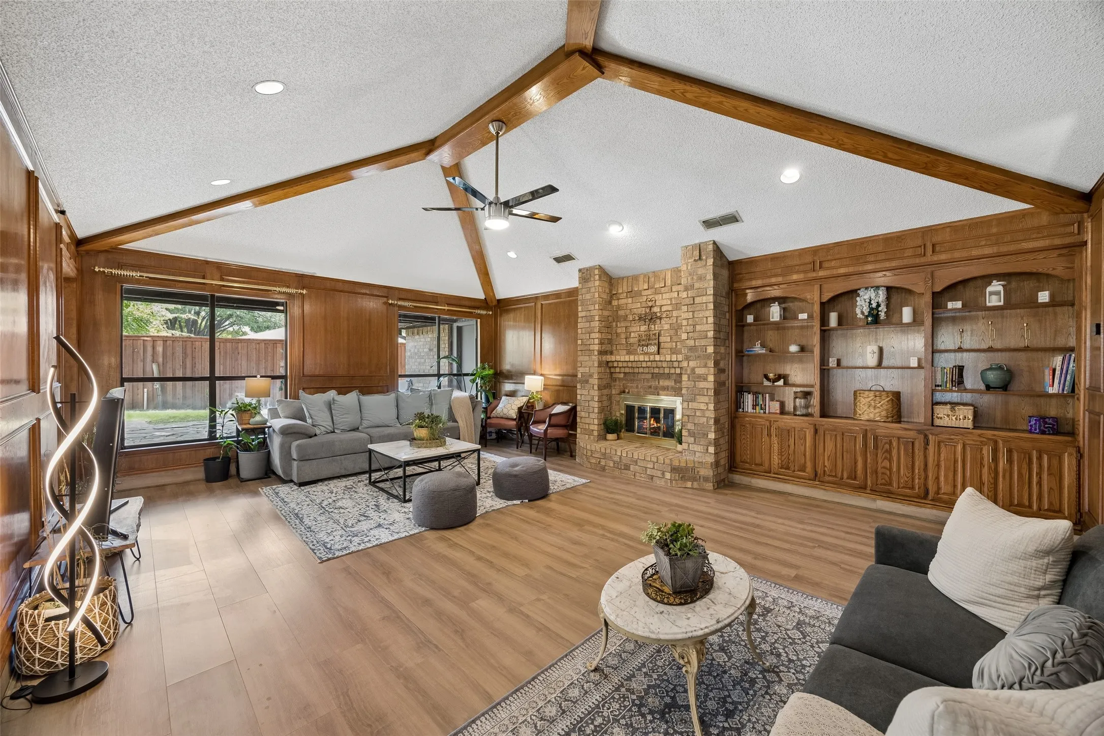 Single Family Residence For Sale in Tarrant County , 902 Briarcliff Court, Arlington, Texas 76012, 3 Bedroom, 2 Bathroom, 2 Garage spaces, 2,023 Sqft, built in 1984, mls#21364879, Real Estate Agent in Arlington, Homes For Sale in Tarrant county, Homes For Sale in Arlington, Realtor in Arlington Texas, Real Estate Brokerage Independent Realty Texas, Luminita Cordes Realtor