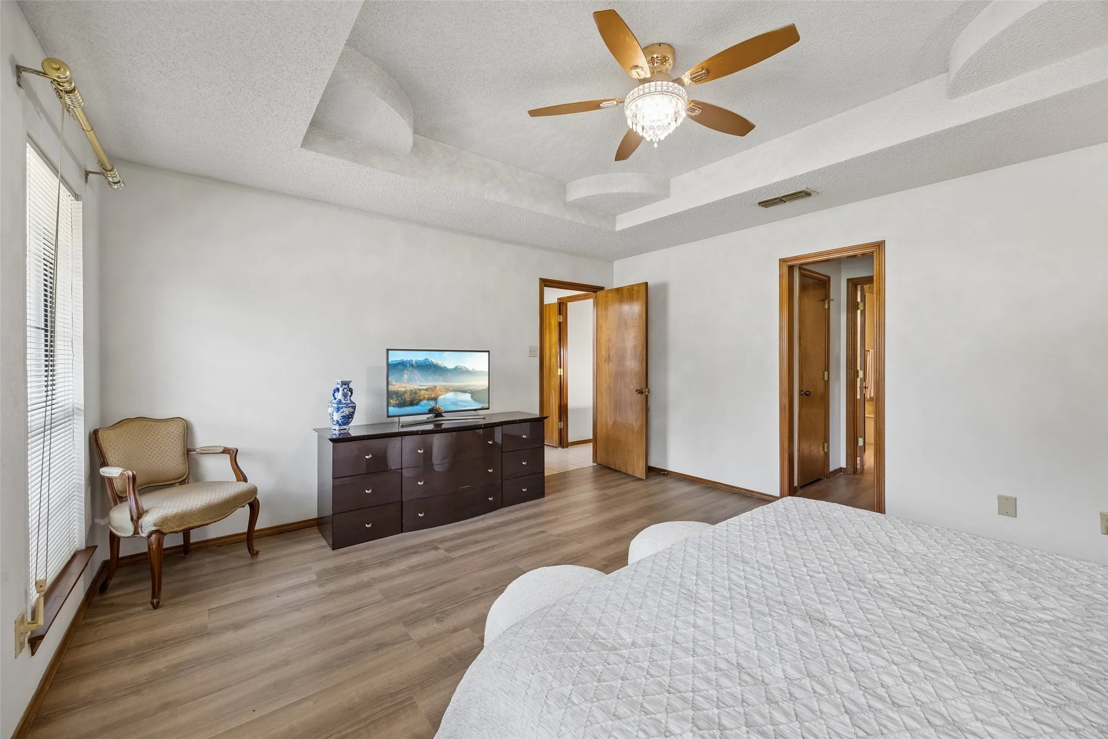 Single Family Residence For Sale in Tarrant County , 902 Briarcliff Court, Arlington, Texas 76012, 3 Bedroom, 2 Bathroom, 2 Garage spaces, 2,023 Sqft, built in 1984, mls#21364879, Real Estate Agent in Arlington, Homes For Sale in Tarrant county, Homes For Sale in Arlington, Realtor in Arlington Texas, Real Estate Brokerage Independent Realty Texas, Luminita Cordes Realtor