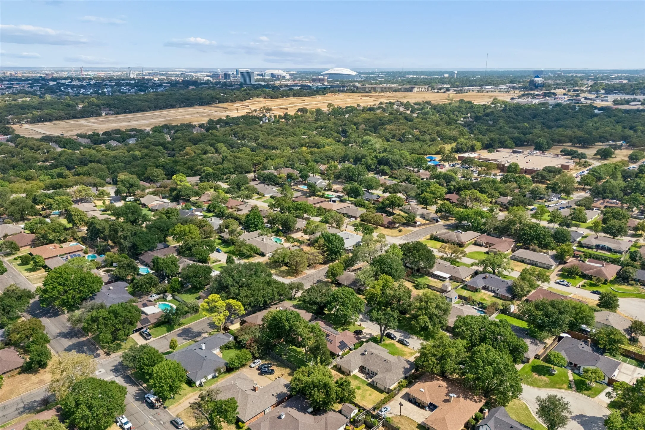 Single Family Residence For Sale in Tarrant County , 902 Briarcliff Court, Arlington, Texas 76012, 3 Bedroom, 2 Bathroom, 2 Garage spaces, 2,023 Sqft, built in 1984, mls#21364879, Real Estate Agent in Arlington, Homes For Sale in Tarrant county, Homes For Sale in Arlington, Realtor in Arlington Texas, Real Estate Brokerage Independent Realty Texas, Luminita Cordes Realtor
