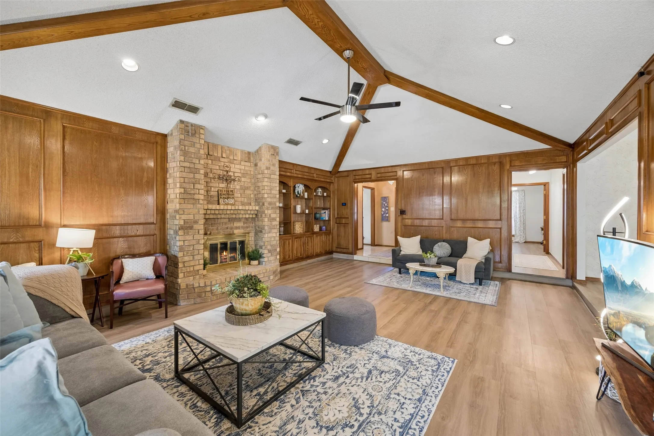 Single Family Residence For Sale in Tarrant County , 902 Briarcliff Court, Arlington, Texas 76012, 3 Bedroom, 2 Bathroom, 2 Garage spaces, 2,023 Sqft, built in 1984, mls#21364879, Real Estate Agent in Arlington, Homes For Sale in Tarrant county, Homes For Sale in Arlington, Realtor in Arlington Texas, Real Estate Brokerage Independent Realty Texas, Luminita Cordes Realtor