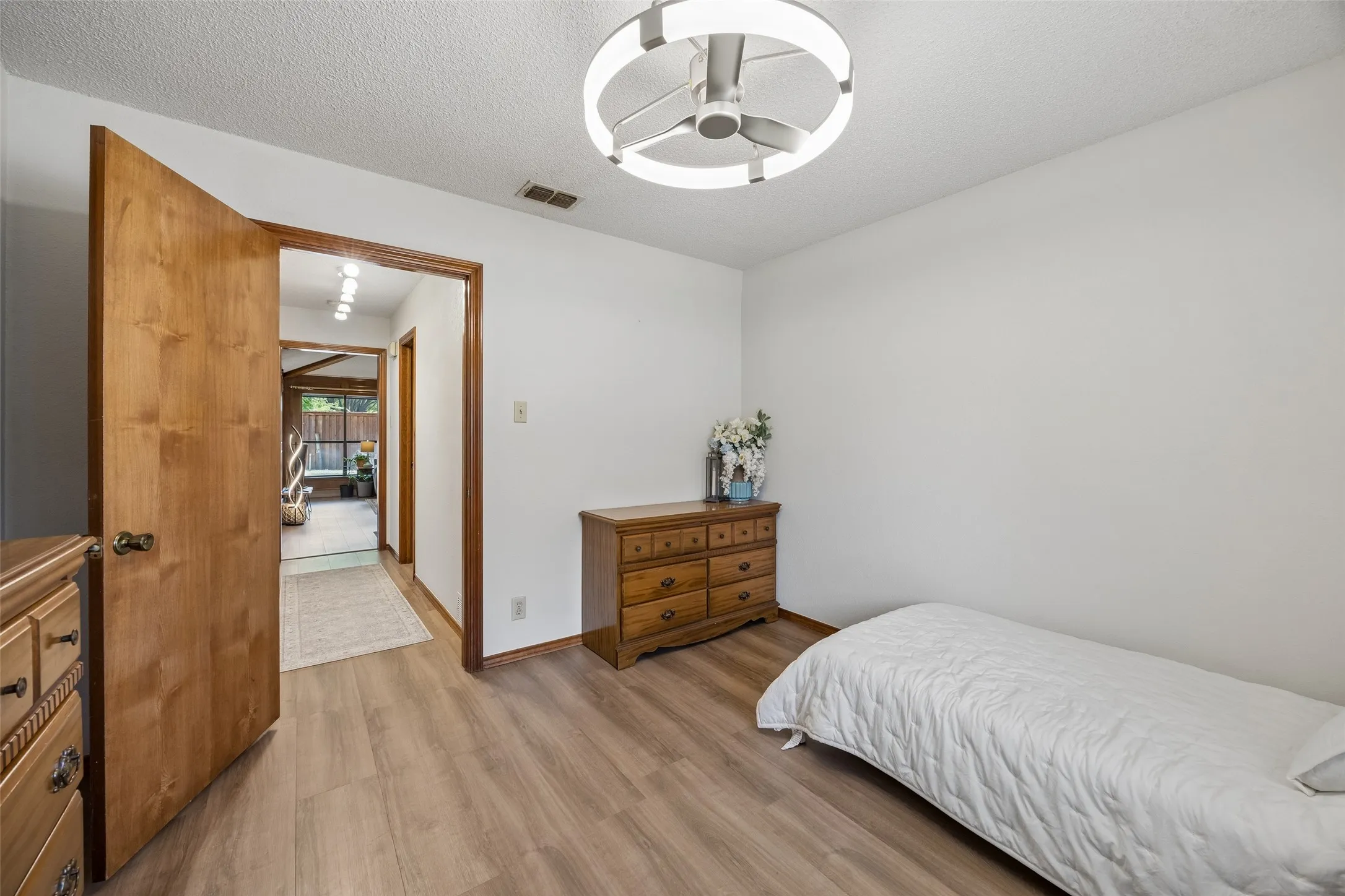 Single Family Residence For Sale in Tarrant County , 902 Briarcliff Court, Arlington, Texas 76012, 3 Bedroom, 2 Bathroom, 2 Garage spaces, 2,023 Sqft, built in 1984, mls#21364879, Real Estate Agent in Arlington, Homes For Sale in Tarrant county, Homes For Sale in Arlington, Realtor in Arlington Texas, Real Estate Brokerage Independent Realty Texas, Luminita Cordes Realtor