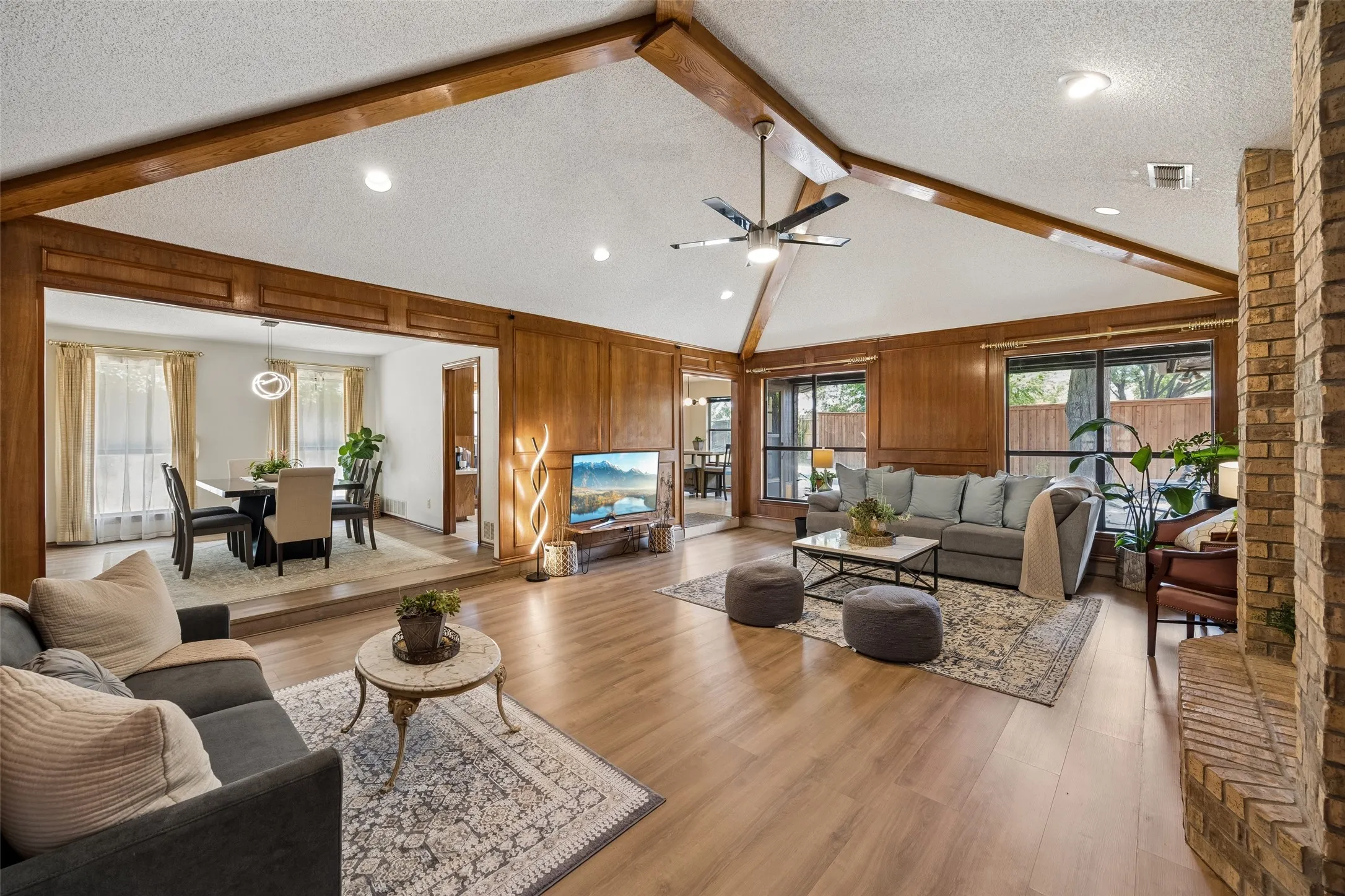 Single Family Residence For Sale in Tarrant County , 902 Briarcliff Court, Arlington, Texas 76012, 3 Bedroom, 2 Bathroom, 2 Garage spaces, 2,023 Sqft, built in 1984, mls#21364879, Real Estate Agent in Arlington, Homes For Sale in Tarrant county, Homes For Sale in Arlington, Realtor in Arlington Texas, Real Estate Brokerage Independent Realty Texas, Luminita Cordes Realtor