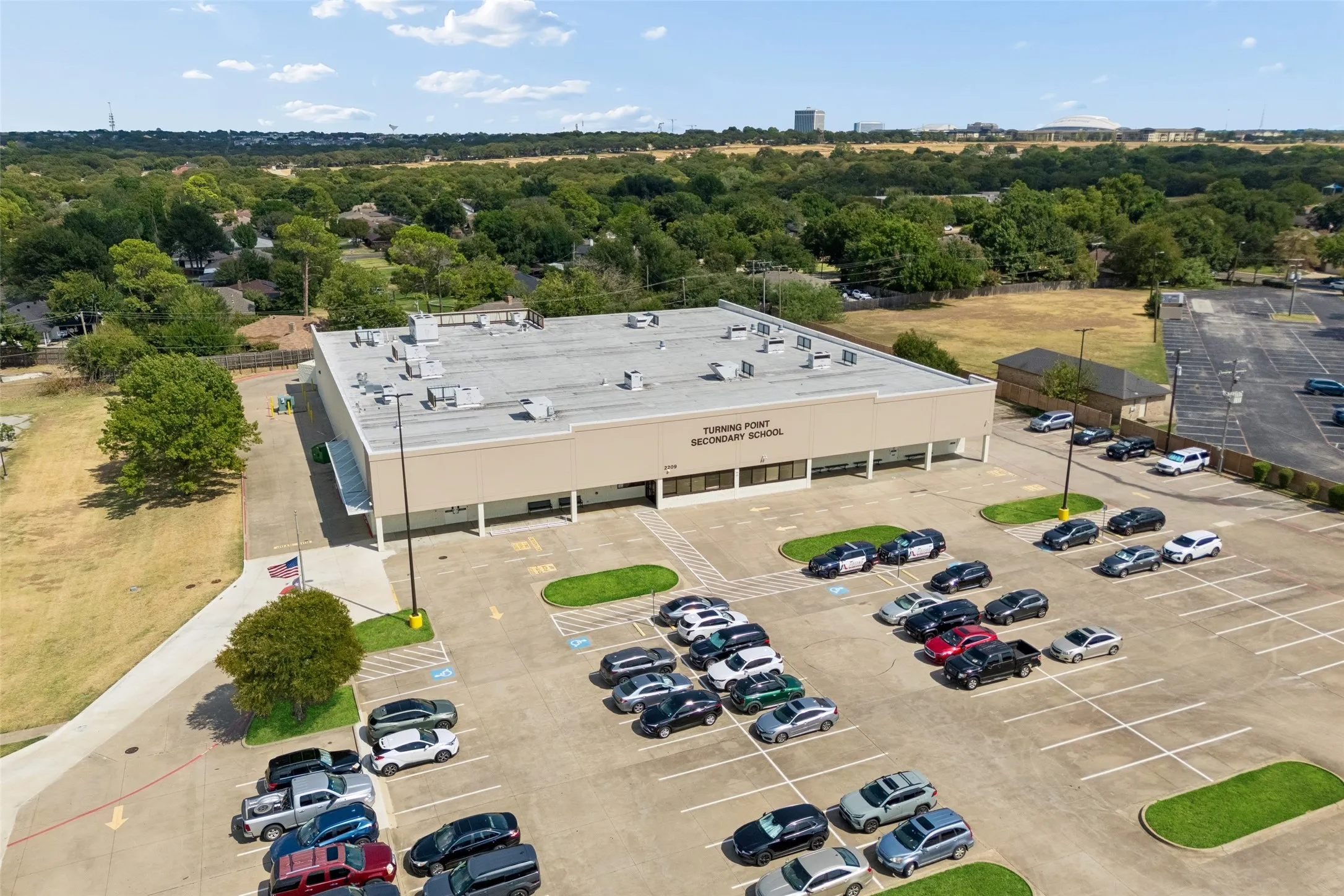 Single Family Residence For Sale in Tarrant County , 902 Briarcliff Court, Arlington, Texas 76012, 3 Bedroom, 2 Bathroom, 2 Garage spaces, 2,023 Sqft, built in 1984, mls#21364879, Real Estate Agent in Arlington, Homes For Sale in Tarrant county, Homes For Sale in Arlington, Realtor in Arlington Texas, Real Estate Brokerage Independent Realty Texas, Luminita Cordes Realtor